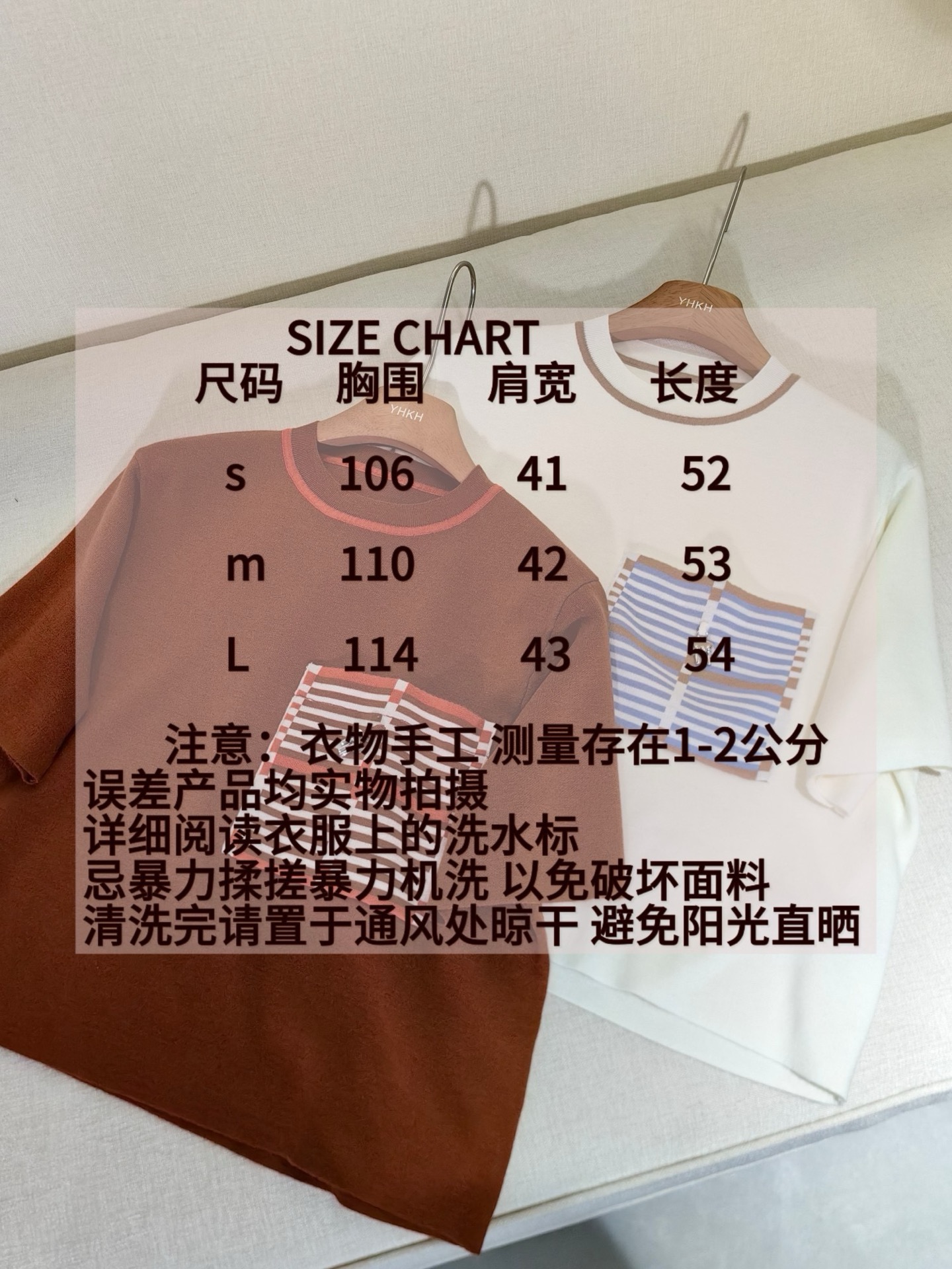 大H针织短袖
码数：s-m-l
颜色.白色.陶土红
撞色条纹＋金属挂件
25春夏新款针织短袖真的太戳我了