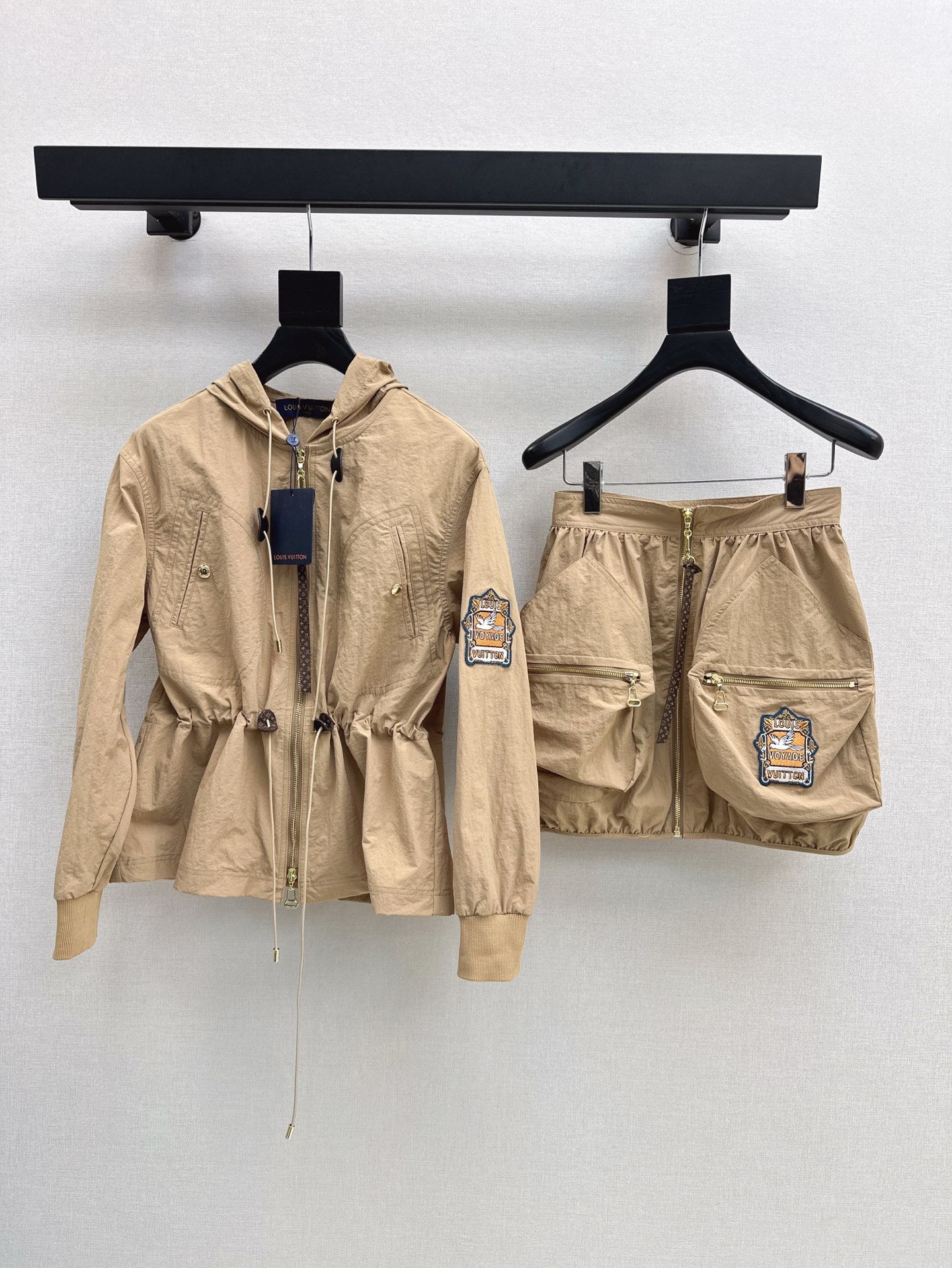 NO:331554,Skirt coat L home 2Ss————The latest khaki flying seal embroidered windbreaker set in spring and summer, hooded drawstring waist casual jacket   zipper double pocket skirt, hooded loose style, drawstring waist with high waist elastic short skirt, the upper body is super proportion, super long legs, huge temperament, small people can easily control it, one-sex split development, spot-on sml, louis vuitton, skirts, jackets & coats, hats, alexander wang19860909裙外套L家 2Ss————春夏最新款卡其色飞行印章刺绣风衣套装 连帽抽绳收腰休闲外套  拉链双口袋半裙 连帽宽松版型 抽绳收腰搭配高腰松紧小短裙 上身超显比例 超级显腿长 上身巨显气质 小个子也能轻松驾驭 一色分开发 现货发售sml,,louis vuitton,skirts,jackets & coats,hats,alexander wang,Women's clothing