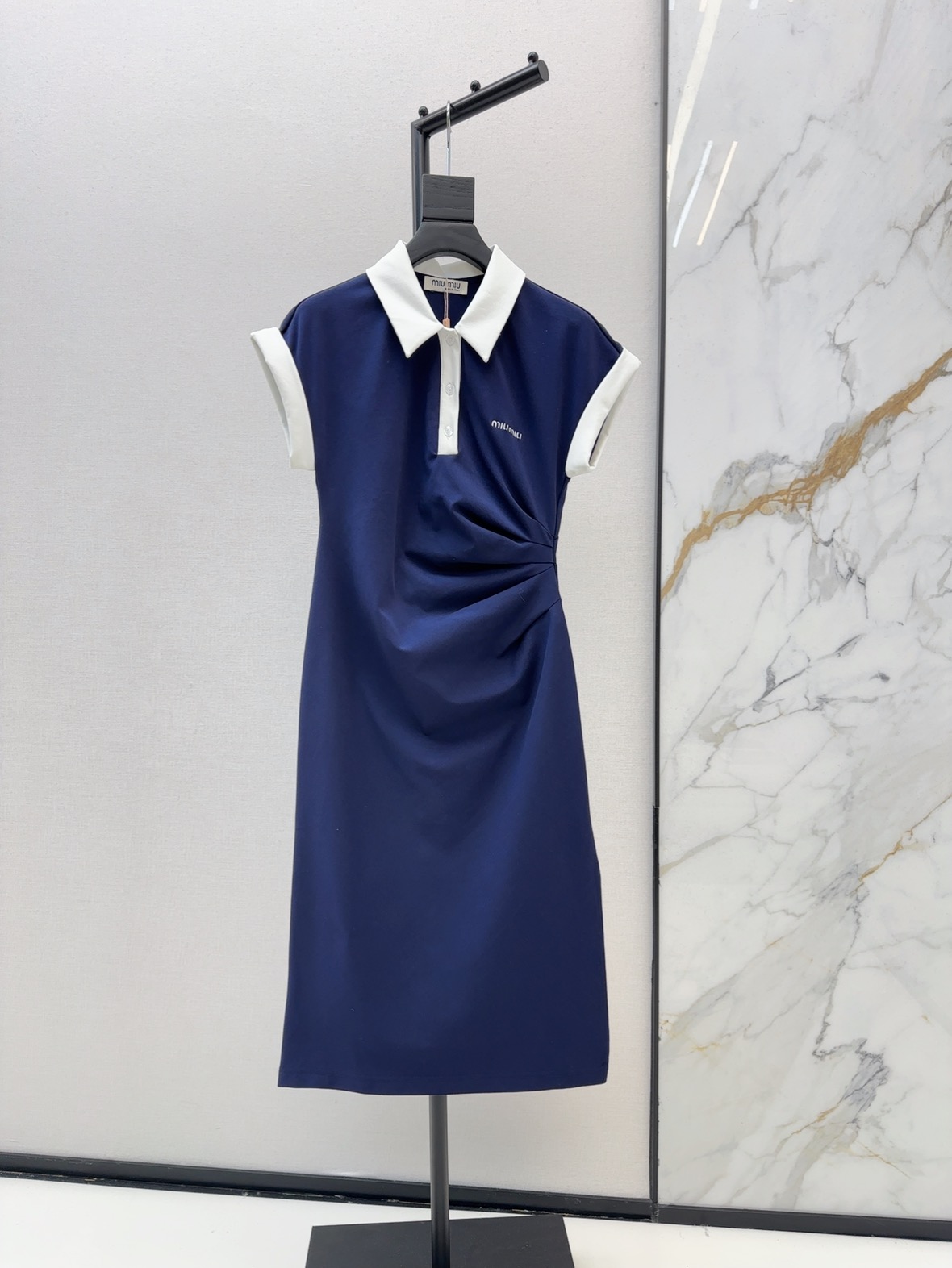 NO:331560,Miu 25Ss————The latest spring and summer contrasting Polo collar cotton dress custom Roman cotton fabric, very well wrapped, logo letter embroidery decoration on the chest, contrasting lapels with pinched pleated waist-hugging style design, highlighting the slim waist and hiding small flesh, slit on the side, sexy design, slim upper body, casual casual girl style, two colors are on sale in stock,,miumiu, skirts, alexander wang19860909Miu 25Ss————春夏最新款撞色Polo领棉质连衣裙定制罗马棉面料 包裹性很好 胸前logo字母刺绣装饰 撞色翻领搭配捏褶收腰版型设计 凸显小蛮腰又很好的隐藏小肉肉 侧边开叉小性感设计 上身显瘦的随性休闲少女风 两色现货发售sml,,miumiu,skirts,alexander wang,Women's clothing