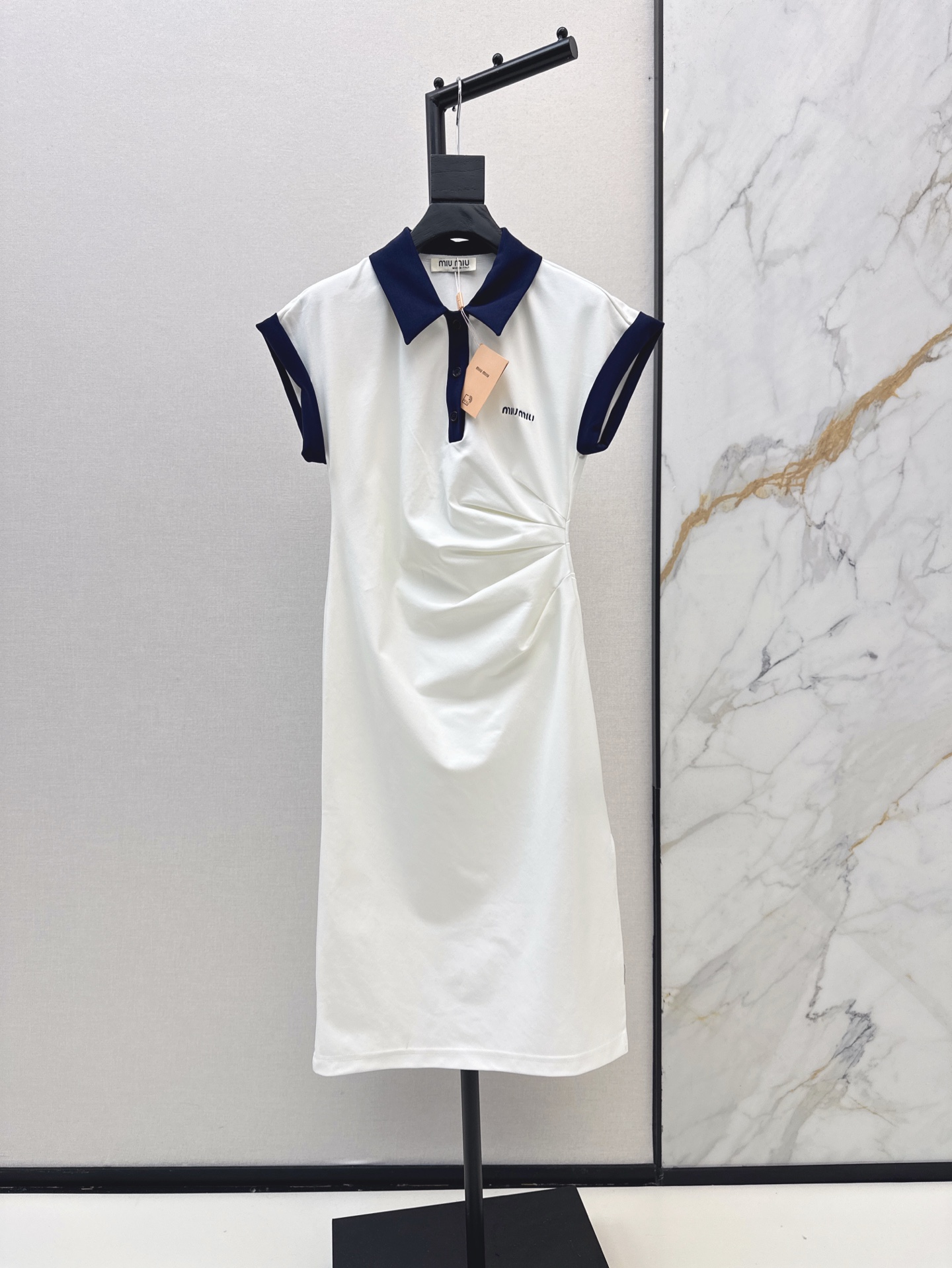 NO:331566,Miu 25Ss————The latest spring and summer contrasting Polo collar cotton dress custom Roman cotton fabric, very well wrapped, logo letter embroidery decoration on the chest, contrasting lapels with pinched pleated waist-hugging style design, highlighting the slim waist and hiding small flesh, slit on the side, sexy design, slim upper body, casual casual girl style, two colors are on sale in stock,,miumiu, skirts, alexander wang19860909Miu 25Ss————春夏最新款撞色Polo领棉质连衣裙定制罗马棉面料 包裹性很好 胸前logo字母刺绣装饰 撞色翻领搭配捏褶收腰版型设计 凸显小蛮腰又很好的隐藏小肉肉 侧边开叉小性感设计 上身显瘦的随性休闲少女风 两色现货发售sml,,miumiu,skirts,alexander wang,Women's clothing