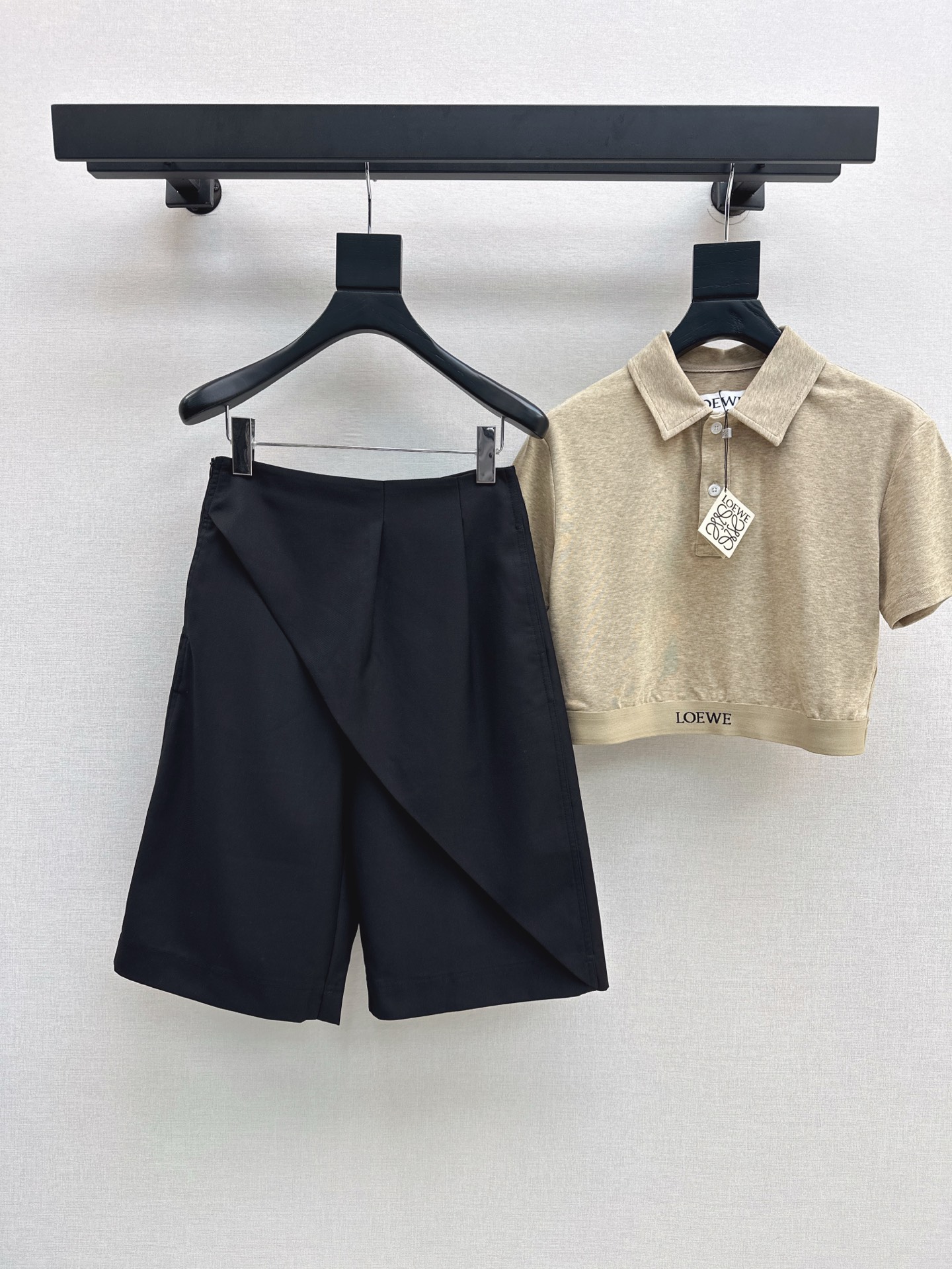 NO:331543,Recommended for the explosive order Loe 25Ss————The latest embroidered pleated combination with full-score straight-leg pants to create a fashionable and casual temperament on the high street. The slanted pleated pleated design is slim and tall. The fabric is very wide and stylish. All-match items. SML is available in stock, loewe, alexander wang19860909爆单推荐 Loe 25Ss————刺绣最新款压褶搭配设计感满分直筒中裤 打造高街时髦休闲气质 斜襟褶裥设计上身显瘦又高挑 面料质感挺阔有型 百搭单品 一色现货发售sml,,loewe,alexander wang,Women's clothing