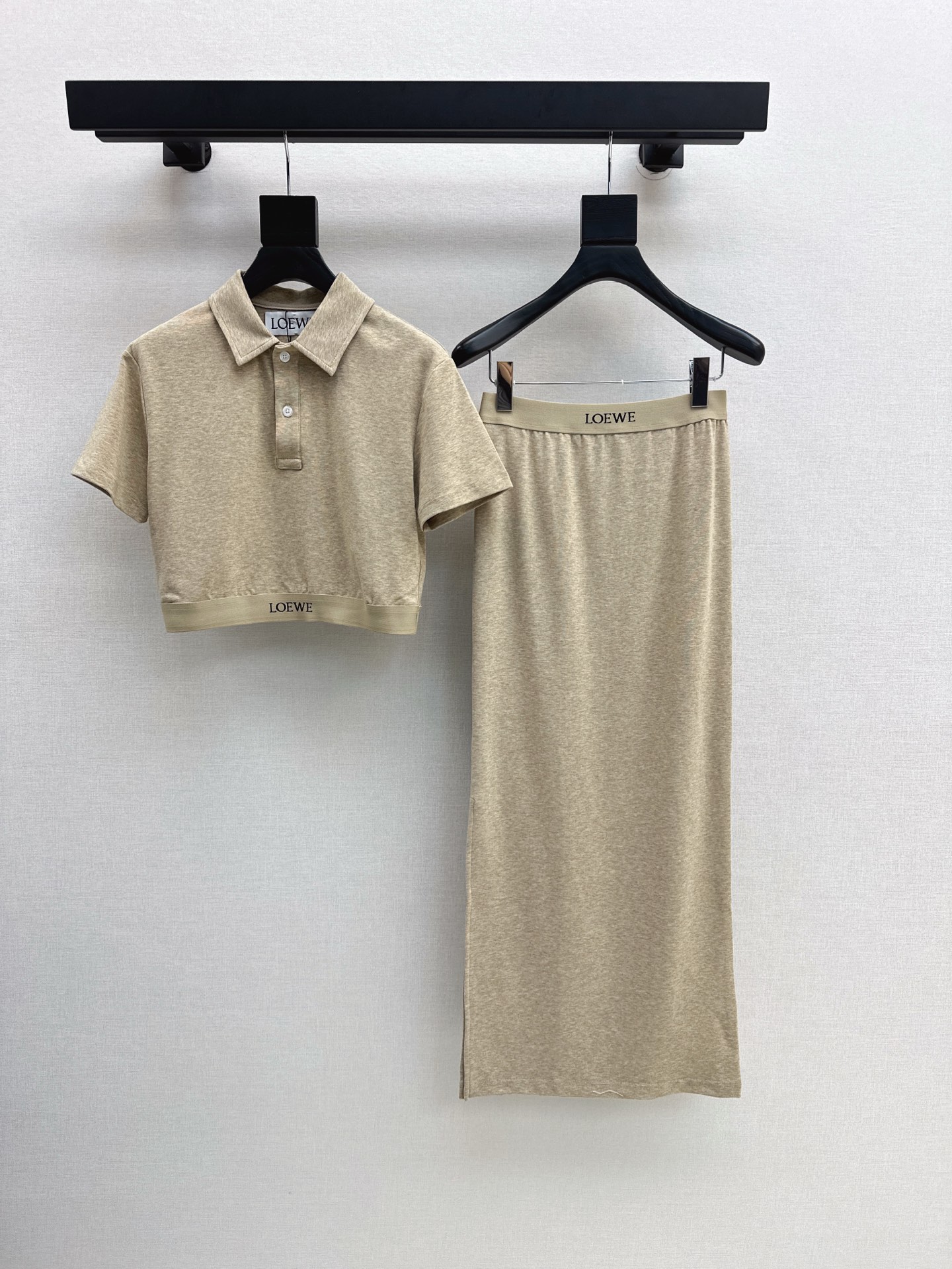 NO:331564,Recommended for the top order Loe 25Ss————The latest spring and summer logo webbing decorative casual set logo webbing waist-exposed short Polo top   webbing long skirt A set of simple, casual, fashionable and super slimming upper body Soft and comfortable cotton fabric Excellent texture Skidding method Skirts The visual effect of long legs Lost invisible One set Two colors are available for sale in stock sml, loewe, skirts, alexander wang19860909爆单推荐 Loe 25Ss————春夏最新款logo织带装饰休闲套装logo织带露腰小短款Polo上衣 织带长半裙 一套上身简约休闲又时髦超显瘦 柔软舒适的棉感面料 质感超赞 半裙侧边开叉做法 大长腿若隐若现的视觉效果 一套出 两色现货发售sml,,loewe,skirts,alexander wang,Women's clothing