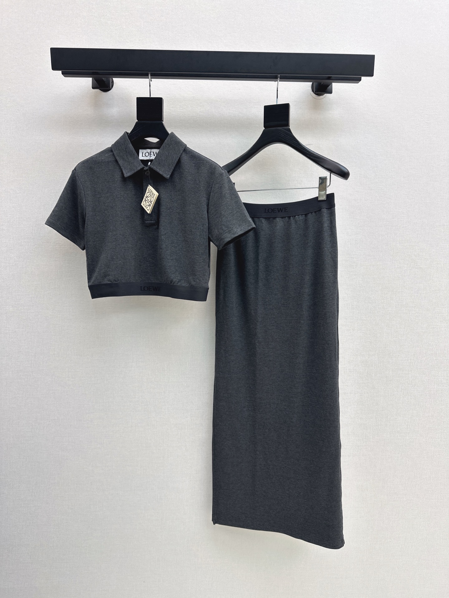 NO:331570,Recommended for the top order Loe 25Ss————The latest spring and summer logo webbing decorative casual set logo webbing waist-exposed short Polo top   webbing long skirt A set of simple, casual, fashionable and super slimming upper body Soft and comfortable cotton fabric Excellent texture Skirts Skirts Side-sided visual effect of long legs Lost avatar One set Two colors are available for sale in stock sml, loewe, skirts, alexander wang19860909爆单推荐 Loe 25Ss————春夏最新款logo织带装饰休闲套装logo织带露腰小短款Polo上衣 织带长半裙 一套上身简约休闲又时髦超显瘦 柔软舒适的棉感面料 质感超赞 半裙侧边开叉做法 大长腿若隐若现的视觉效果 一套出 两色现货发售sml,,loewe,skirts,alexander wang,Women's clothing