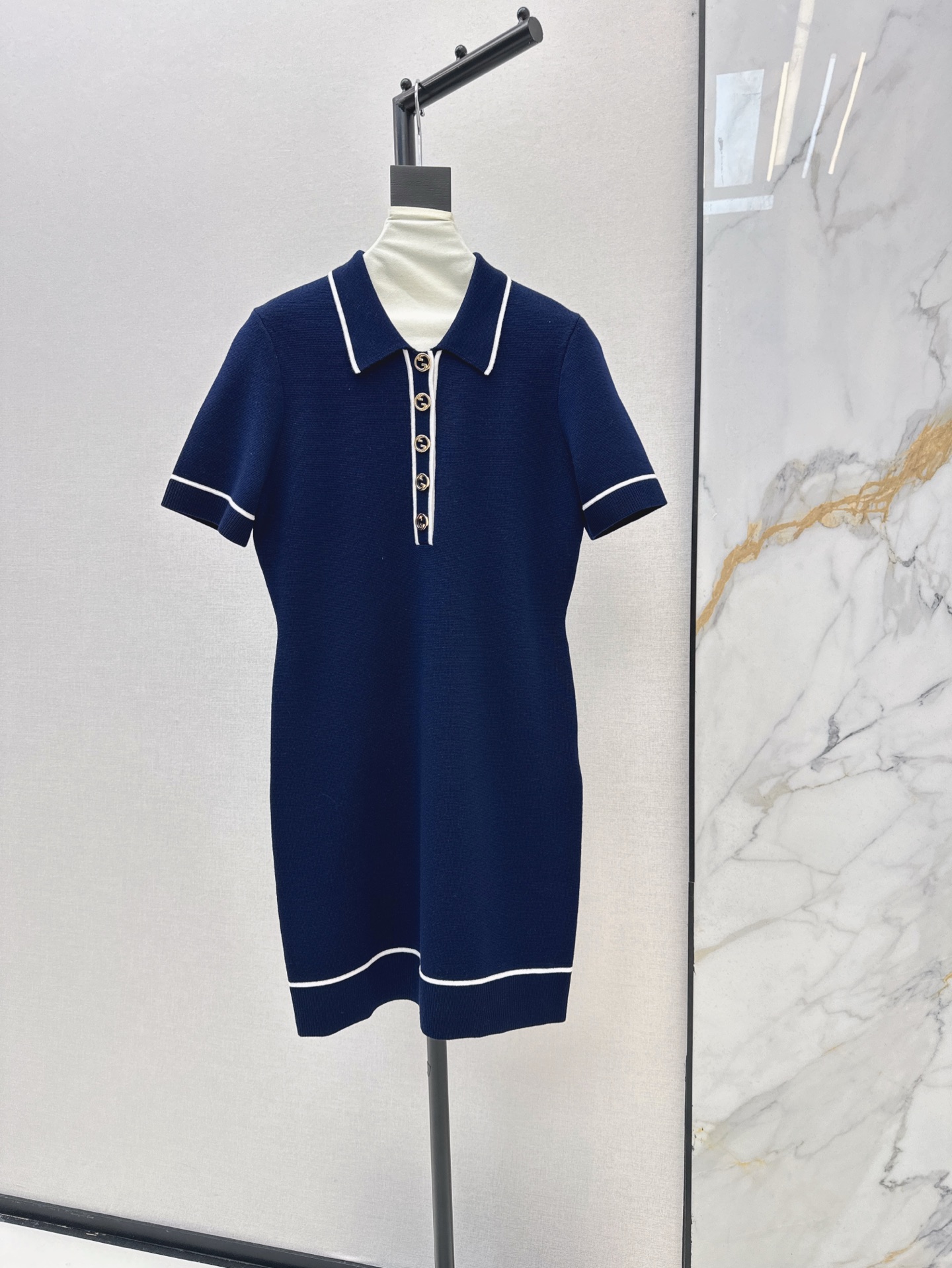 NO:422110,Gu 25Ss————The latest spring and summer contrasting line design lapel dress lapel design. It is both classic and fashionable. It can well modify the neck lines and instantly improve your temperament. The skirt is made of slim tailoring perfectly to fit the body curve. One-color spot sml, skirts, alexander wang19860909Gu 25Ss————春夏最新款撞色线条设计翻领连衣裙翻领的设计 既经典又不失时尚感 能够很好地修饰颈部线条 让你的气质瞬间提升 裙身采用修身的剪裁 完美贴合身体曲线 一色现货发售sml,,skirts,alexander wang,Women's clothing