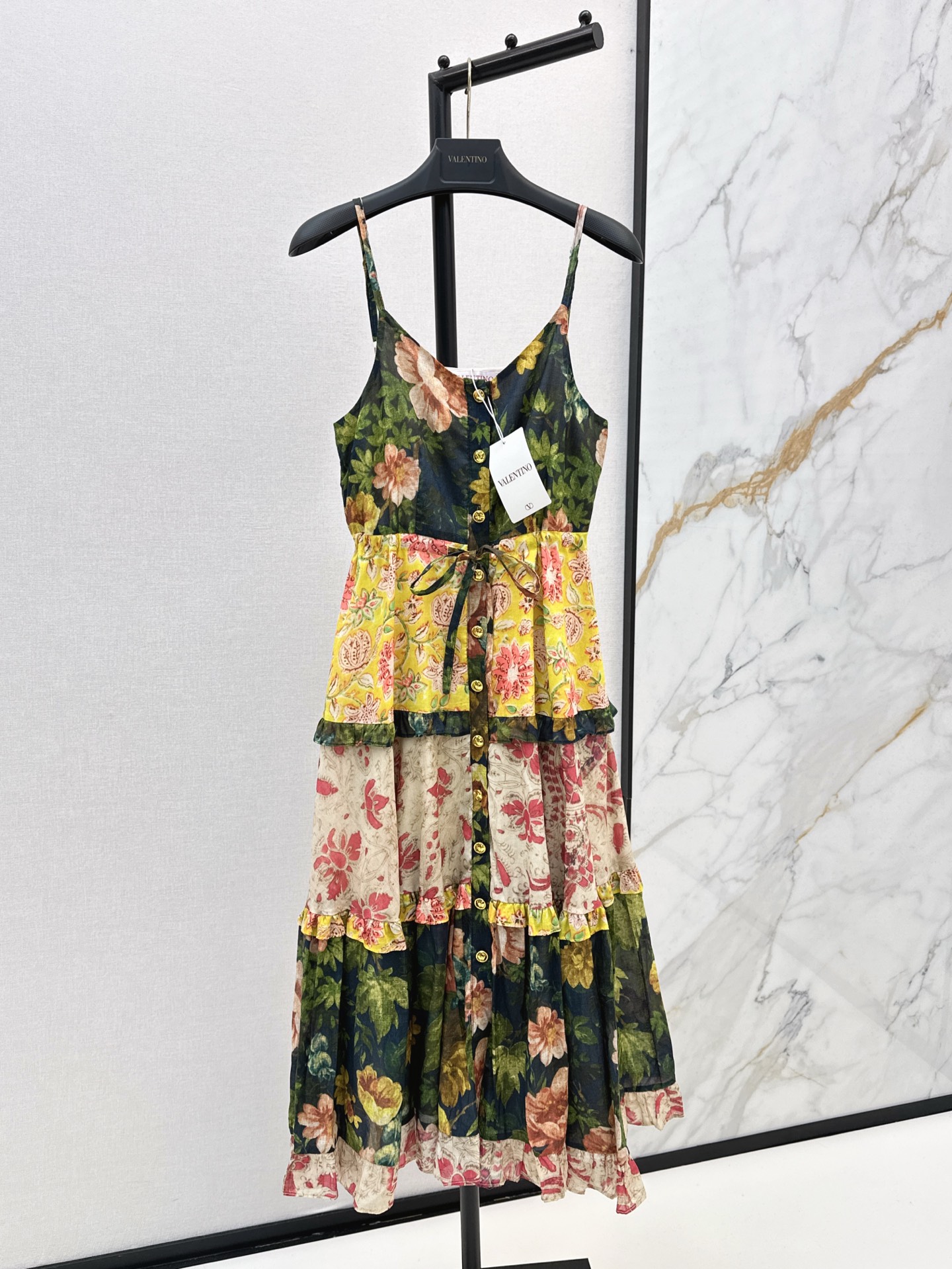 NO:327512,VLTN 25Ss————The latest spring and summer style elements layered suspender design dress. Super beautiful ethnic style. Wear alone or with a small jacket. Temperament Up. Fashion index upgrade. Shoulder straps can be adjusted. High waistline drawstring design divides the gold body proportion. One-color spot sml, skirts, jackets & coats, gold, alexander wang19860909VLTN 25Ss————春夏最新款民族风元素层叠吊带设计连衣裙 超级美腻的民族风 单穿或者搭配小外套 气质感Up Up 时髦指数升级 肩带可以调节长度 高腰线抽绳设计分割黄金身材比例 一色现货发售sml,,skirts,jackets & coats,gold,alexander wang,Women's clothing