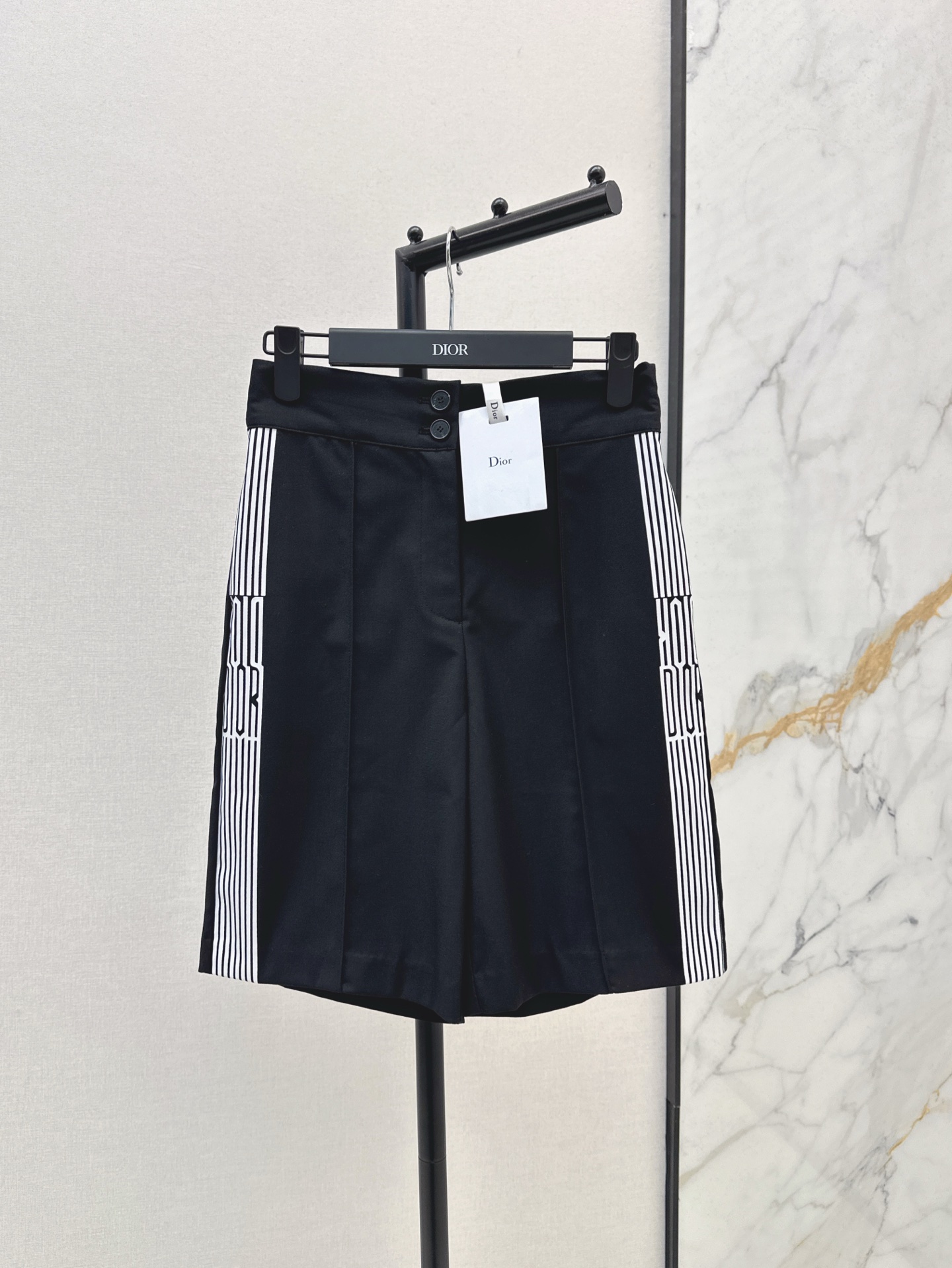 NO:327524,CD 25Ss————The latest spring and summer logo webbing suit shorts. The short circuit of the suit style is simple and capable. It specializes in body shape. The legs are thin. The logo webbing prints on both sides are low-key and fashionable. No matter what body shape, it can be easily decorated. Daily casual commuting is very good. Two colors are available for sale in stock. SML, shorts, business suit, alexander wang19860909CD 25Ss————春夏最新款logo织带西装短裤 西装款式的短路简约又干练 特别修饰身材 显腿细 两侧Logo织带印花点缀低调又时髦 不管什么身材都能轻松修饰 日常休闲通勤都很不错 两色现货发售sml,,shorts,business suit,alexander wang,Women's clothing