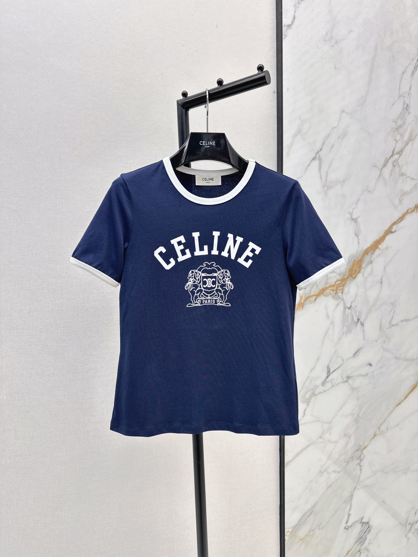 NO:327507,CE 25Ss————The latest spring and summer contrasting letter short-sleeved T-shirt, Lion Arc de Triomphe alphabet print pattern, simple and fashionable, pure cotton fabric texture, comfortable and breathable upper body, huge and slim upper body, good-looking with jeans and skirts, salty and sweet versatile sports girl style, two colors are available in stock, sml, skirts, jeans, T-shirt, tees, t-shirt, alexander wang19860909CE 25Ss————春夏最新款撞色字母短袖T恤 狮子凯旋门字母印花图案 简约时髦 纯棉面料质感上身舒适透气 版型上身巨显瘦 随意搭配牛仔裤半裙都好看 可盐可甜百搭运动少女风 两色现货发售sml,,skirts,jeans,T-shirt,tees，t-shirt,alexander wang,Women's clothing