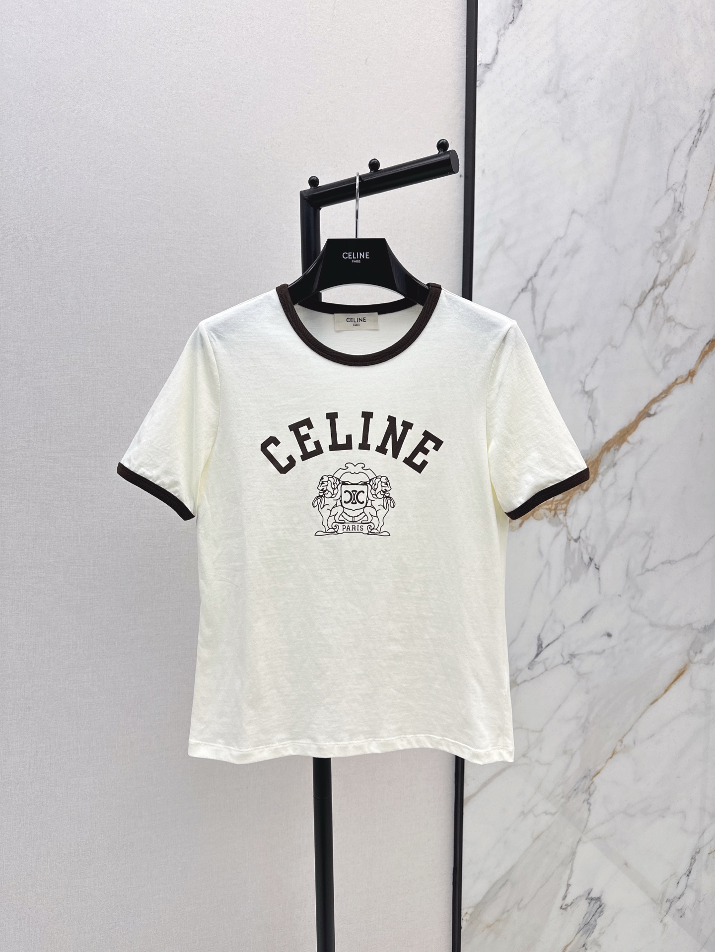 NO:327513,CE 25Ss————The latest spring and summer contrasting letter short-sleeved T-shirt, Lion Arc de Triomphe alphabet print pattern, simple and fashionable, pure cotton fabric texture, comfortable and breathable upper body, huge and slim upper body, good-looking with jeans and skirts, salty and sweet versatile sports girl style, two colors are available in stock, sml, skirts, jeans, T-shirt, tees, t-shirt, alexander wang19860909CE 25Ss————春夏最新款撞色字母短袖T恤 狮子凯旋门字母印花图案 简约时髦 纯棉面料质感上身舒适透气 版型上身巨显瘦 随意搭配牛仔裤半裙都好看 可盐可甜百搭运动少女风 两色现货发售sml,,skirts,jeans,T-shirt,tees，t-shirt,alexander wang,Women's clothing