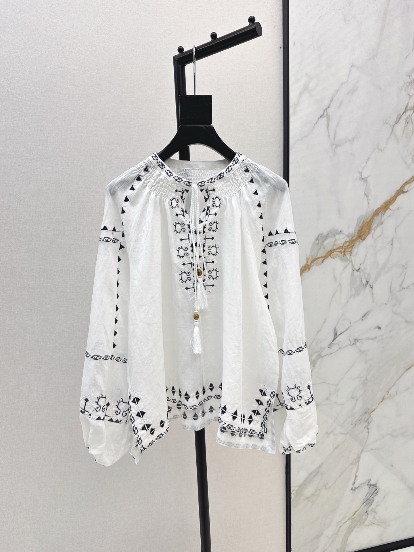 NO:327525,Fashionable niche design 25Ss————The latest romantic embroidered hem lace-up white shirt in spring and summer, this is more vacation style. The embroidery at the hem also has a bit more soft and fairy spirit. Blessed with the laundry washing process, soft and vintage flavor, natural and simple and beautiful style, relaxed and exquisite little fairy, one-color spot on sale smlxl,,alexander wang19860909时髦小众设计 25Ss————春夏最新款浪漫刺绣下摆系带白衫对比排扣款这个更度假风一些 衣摆处的刺绣也多了几分柔美仙气 成衣洗水工艺加持 手感柔软有vintage味 自然质朴美貌风格 松弛精致小仙女 一色现货发售smlxl,,alexander wang,Women's clothing