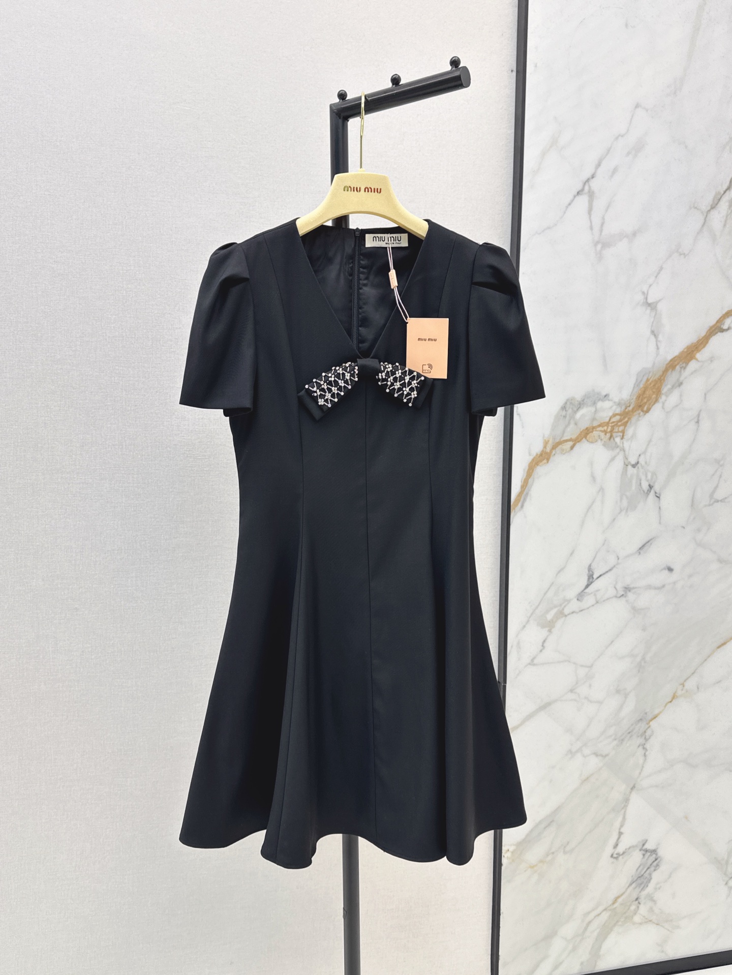 NO:327528,Elegant temperament Miu 25Ss————The latest spring and summer rhinestone bow decoration waist dress, a very design-oriented skirt, three-dimensional bow decoration on the chest, high-end and elegant, can be worn on all occasions, and it is also suitable for commuting. Two colors are available for sale in stock,,miumiu, skirts,alexander wang19860909优雅气质 Miu 25Ss————春夏最新款水钻蝴蝶结装饰收腰连衣裙 很有设计感的一条裙子 胸前立体蝴蝶结装饰 高级不失优雅 各种场合都能穿 通勤也很适合 两色现货发售sml,,miumiu,skirts,alexander wang,Women's clothing