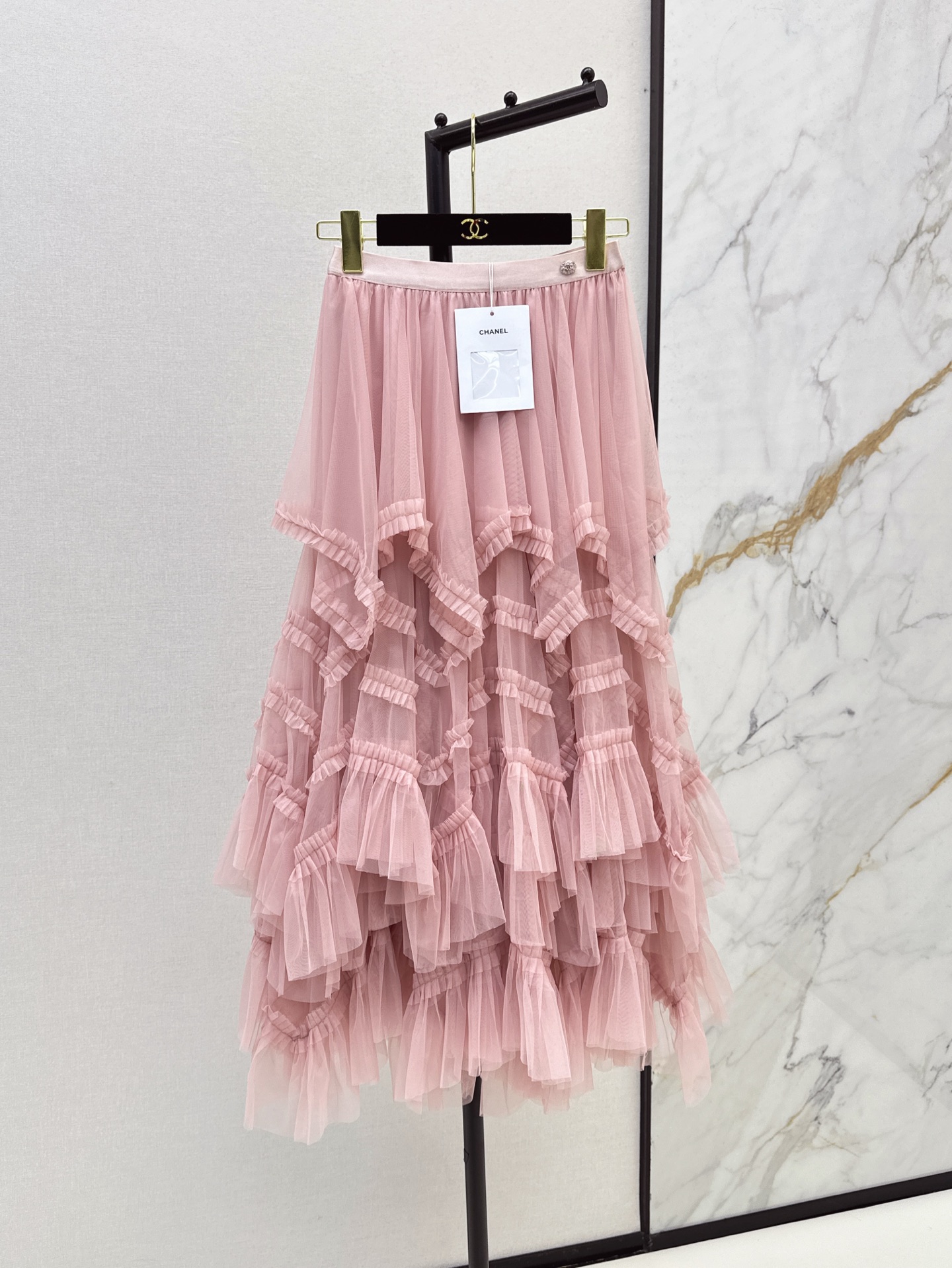 NO:327532,Classic elegant temperament C home 25Ss————The latest irregular skirt with mesh skirt in spring and summer. Very elegant and intellectual temperament. It looks good with a shirt, T-shirt suit. The amount is super large. The whole skirt is particularly good. High waist style. The upper body looks slim. Long length. It is a style that will not make any mistakes when matching. Three-color spot-on sml, chanel, skirts,shirts,tees, t-shirt, business suit, alexander wang19860909经典优雅气质 C家 25Ss————春夏最新款不规则裙摆网纱半裙 非常优雅知性气质 搭配衬衫T恤西装都好看 用量超级大 整个裙型特别好 高腰版型 版型上身很显瘦 长款长度 属于怎么搭配都不会出错的款式 三色现货发售sml,,chanel,skirts,shirts,tees，t-shirt,business suit,alexander wang,Women's clothing