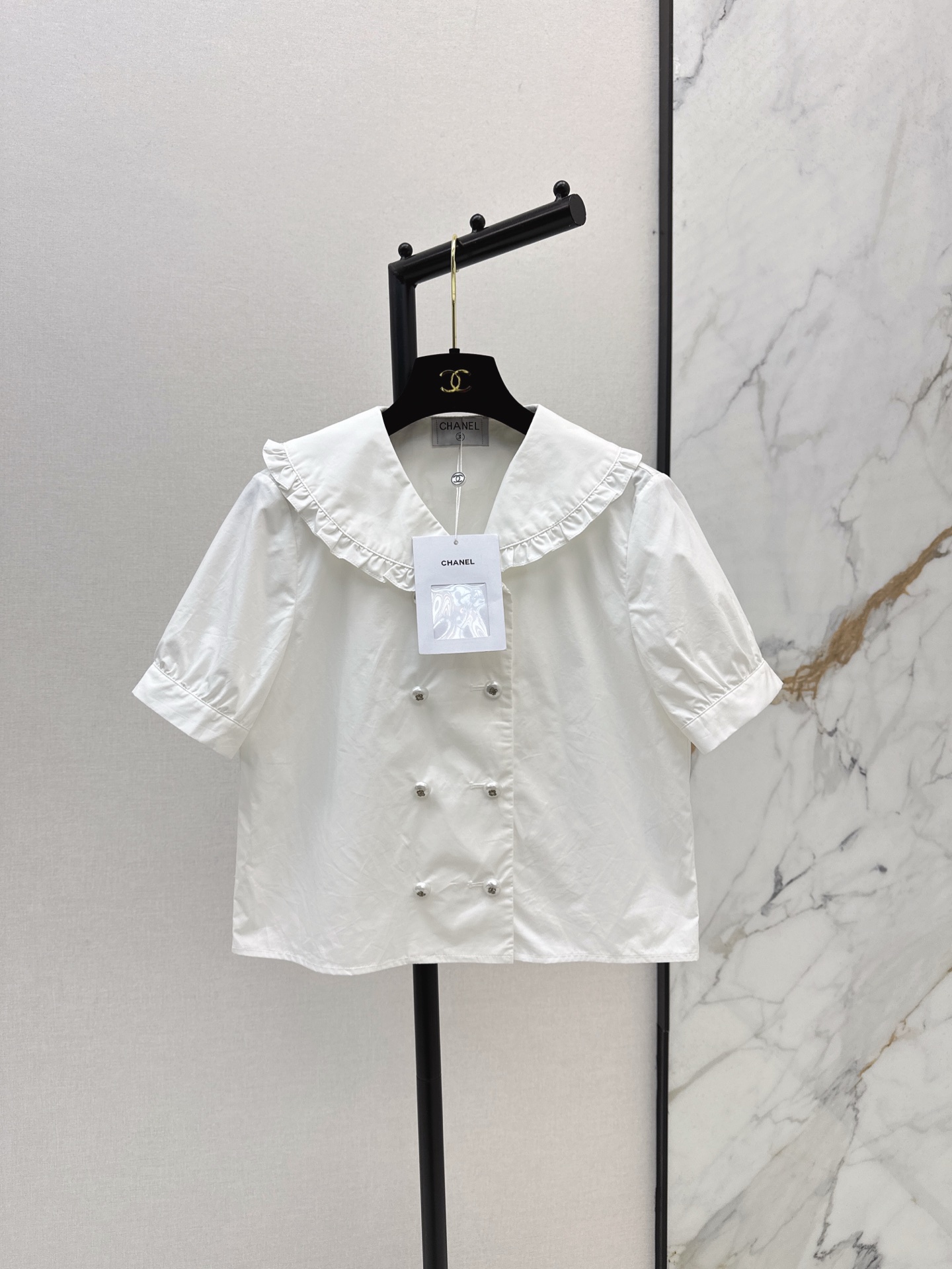 NO:327536,Elegant temperament C home 25Ss————The latest French fungus lace white shirt in spring and summer. A whole gray and exquisite visual sense. Easily opens up the fashionable spring and summer. Whether it is single or base coat, it looks very good. Gentle blessing fungus lace. I like it. One color is available for sale in stock. sml, chanel, jackets & coats,shirts,alexander wang19860909优雅气质 C家 25Ss————春夏最新款法式木耳花边白色衬衫 一整个灰常精致的即视感 轻松开启时髦的春夏 不管是单穿或者打底叠穿外套都很好看 温柔加持的木耳花边 很喜欢 一色现货发售sml,,chanel,jackets & coats,shirts,alexander wang,Women's clothing