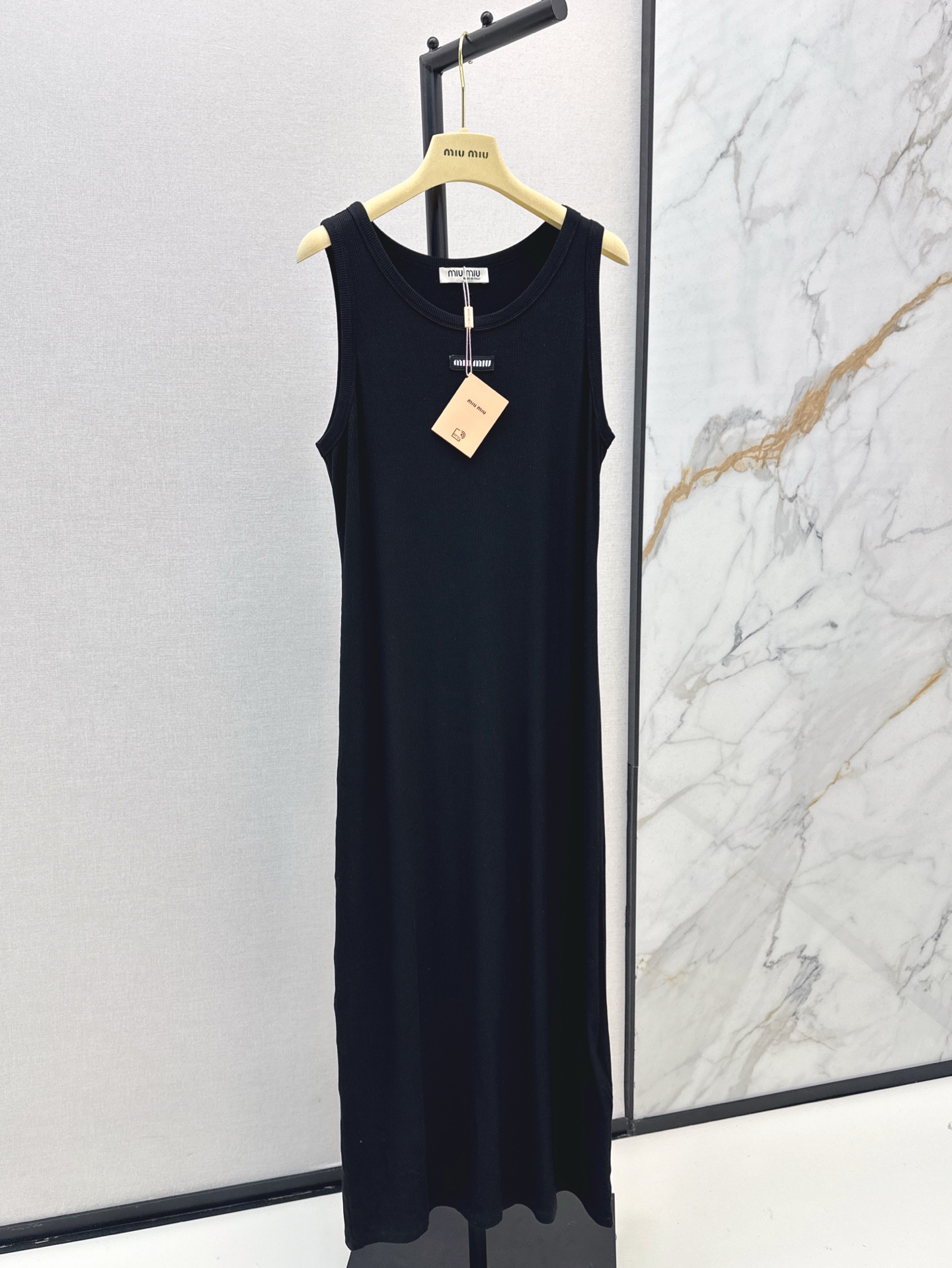 NO:327996,Miu 25Ss————The latest spring and summer letter embroidered vest skirt, round neck sleeveless slim fit style, classic brand logo decoration, three-dimensional H-style tailoring, new interpretation of handsome and elegant girlish feeling, two colors are available in stock, sml, miumiu, skirts, alexander wang19860909Miu 25Ss————春夏最新款字母刺绣背心裙 圆领无袖修身版型 经典品牌logo装饰 立体H版型剪裁 全新演绎帅气优雅少女感 两色现货发售sml,,miumiu,skirts,alexander wang,Women's clothing