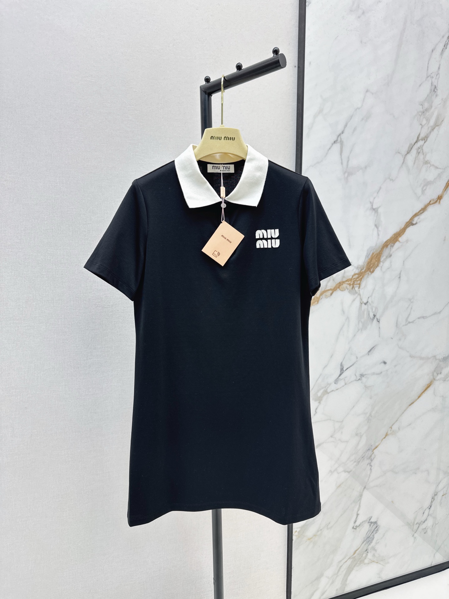 NO:328002,Age-reducing outfit Miu 25Ss———The latest spring and summer styles for everyone can control trendy polo skirts. Retro and fashionable. The exquisite sports style of the hot INS. The dual needs of comfort and fashion can be integrated into every daily outfit scene. Two colors are available for sale in stock. Miumiu, skirts, alexander wang19860909减龄穿搭 Miu 25Ss———春夏最新款人人都能驾驭潮人polo裙 复古时髦 火爆INS的精致运动风 贴合舒适与时髦的双需求能融入每个日常的穿搭场景中 两色现货发售sml,,miumiu,skirts,alexander wang,Women's clothing