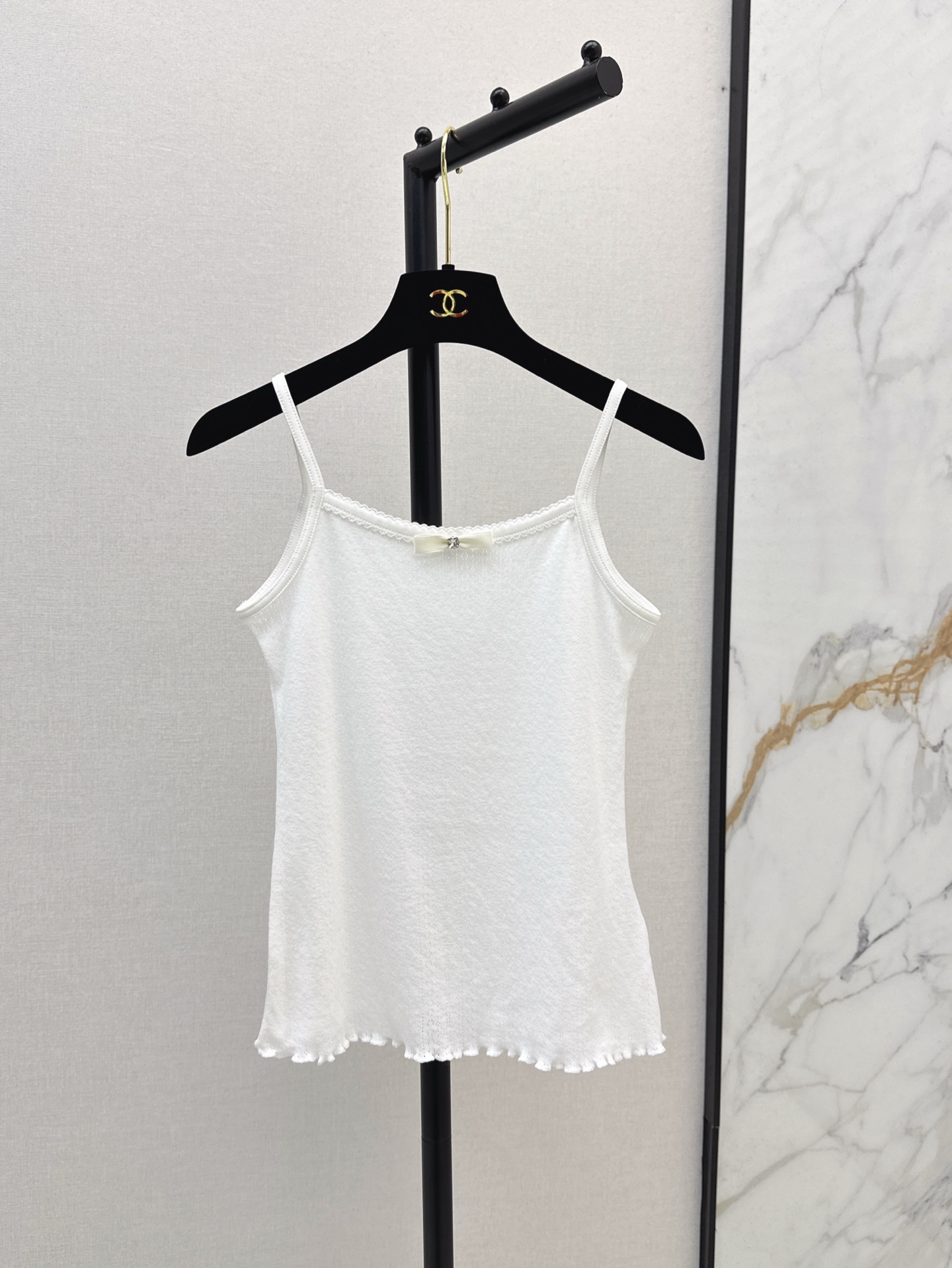 NO:328011,C home 25Ss————The latest Coco empty pure cotton suspender top in spring and summer. The age-reducing bow decorative slim fit style is versatile and versatile. The upper body is super slim. It looks super good when worn alone. The shape-mouthed pure cotton texture is super comfortable. The round neck style is huge and slim. Simple and elegant and high-end. Two colors are available in stock. SML, Chanel, Alexander wang19860909C家 25Ss————春夏最新款Coco缕空纯棉吊带小上衣 减龄蝴蝶结装饰修身版型万能百搭 上身超显瘦 单穿做内搭搭配都超级好看 形口纯棉质感超舒适 圆领版型上身巨显瘦 简约优雅又高级 两色现货发售sml,,chanel,alexander wang,Women's clothing