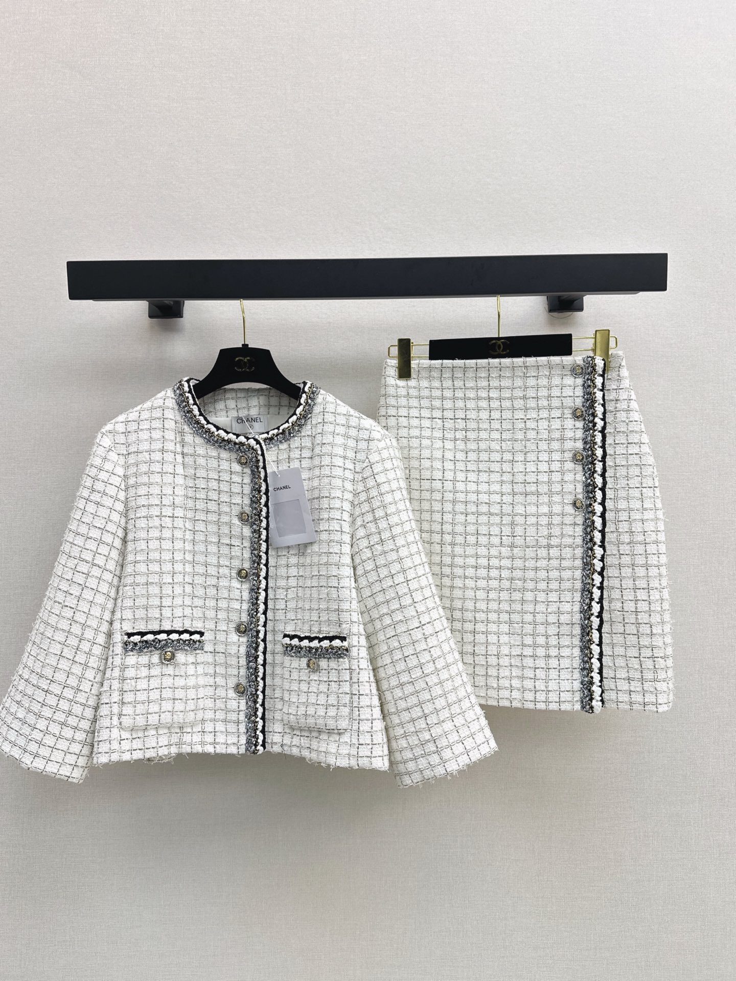 NO:328017,Jacket Skirt C Home 25Ss————The latest celebrity braided suit for autumn and winter. Cloak braided jacket   skirt. Custom imported coarse wool material. High-quality texture. Fully quality. Cloak dress jacket style. Falling design to modify shoulder ratio. Black and white yarn interwoven texture   pockets with dark three-dimensional wavy edges. Heavy Industry Coco Miss double C plackets illuminate details. Single-side slit perfectly interprets the elegant and rich sense of gold. Complete sets of dresses are high-end and noble. Intellectual and gentle. One set is available. SML, Chanel, skirts, jackets & coats, alexander wang.19860909外套半裙C家 25Ss————秋冬最新款名媛编织套装 斗篷编织外套 半裙 定制进口粗纺羊毛呢材质 质感高级 品相十足 斗篷洋装外套版型 落型设计修饰肩型比例 黑白色纱线交织纹理 口袋搭配深色立体波浪捆边 重工coco小姐双c襟扣点亮细节 单侧开叉完美演绎优雅千金感 成套穿搭高级贵气 知性温柔 一套出 一色现货发售sml,,chanel,skirts,jackets & coats,alexander wang,Women's clothing