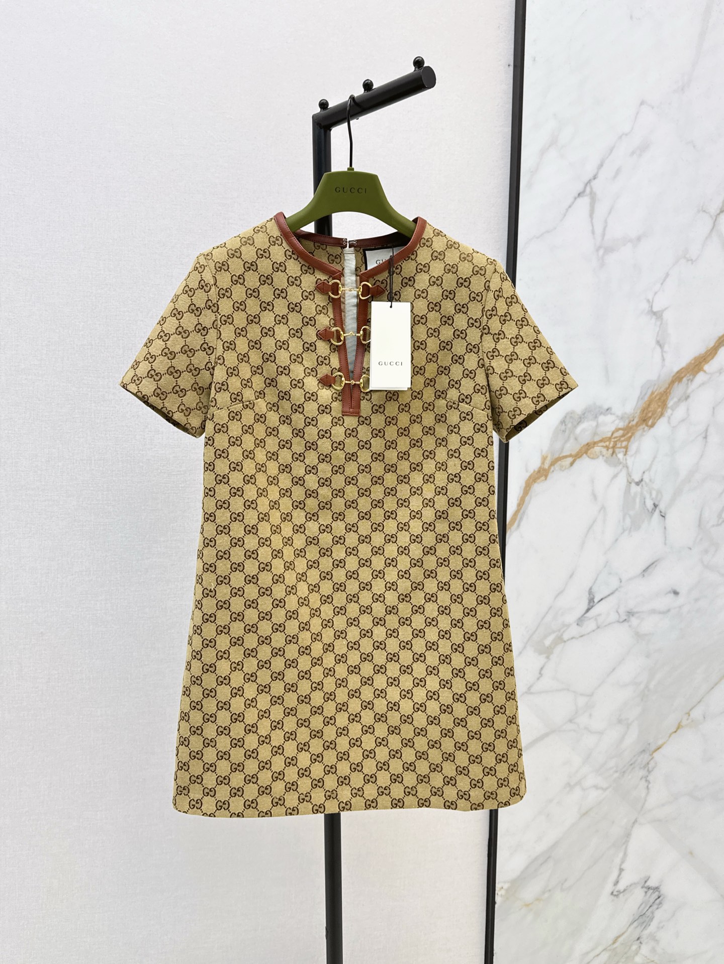 NO:328729,Gu 25Ss——————The latest spring and summer logo jacquard short-sleeved dress with a high-end feel. Custom fabrics, the tailoring upper body fits very well. The color is beautiful and the texture is good. Retro and fashionable. Classic and atmospheric. All figures can be used. One color is available for sale in stock. SML, skirts, T-shirt, alexander wang19860909Gu 25Ss—————春夏最新款logo提花短袖连衣裙高级感满满 定制面料 剪裁上身版型贴合度极佳 不旦颜色美 质感也敲好 复古又时尚 经典大气 各种身材都可以驾驭 一色现货发售sml,,skirts,T-shirt,alexander wang,Women's clothing