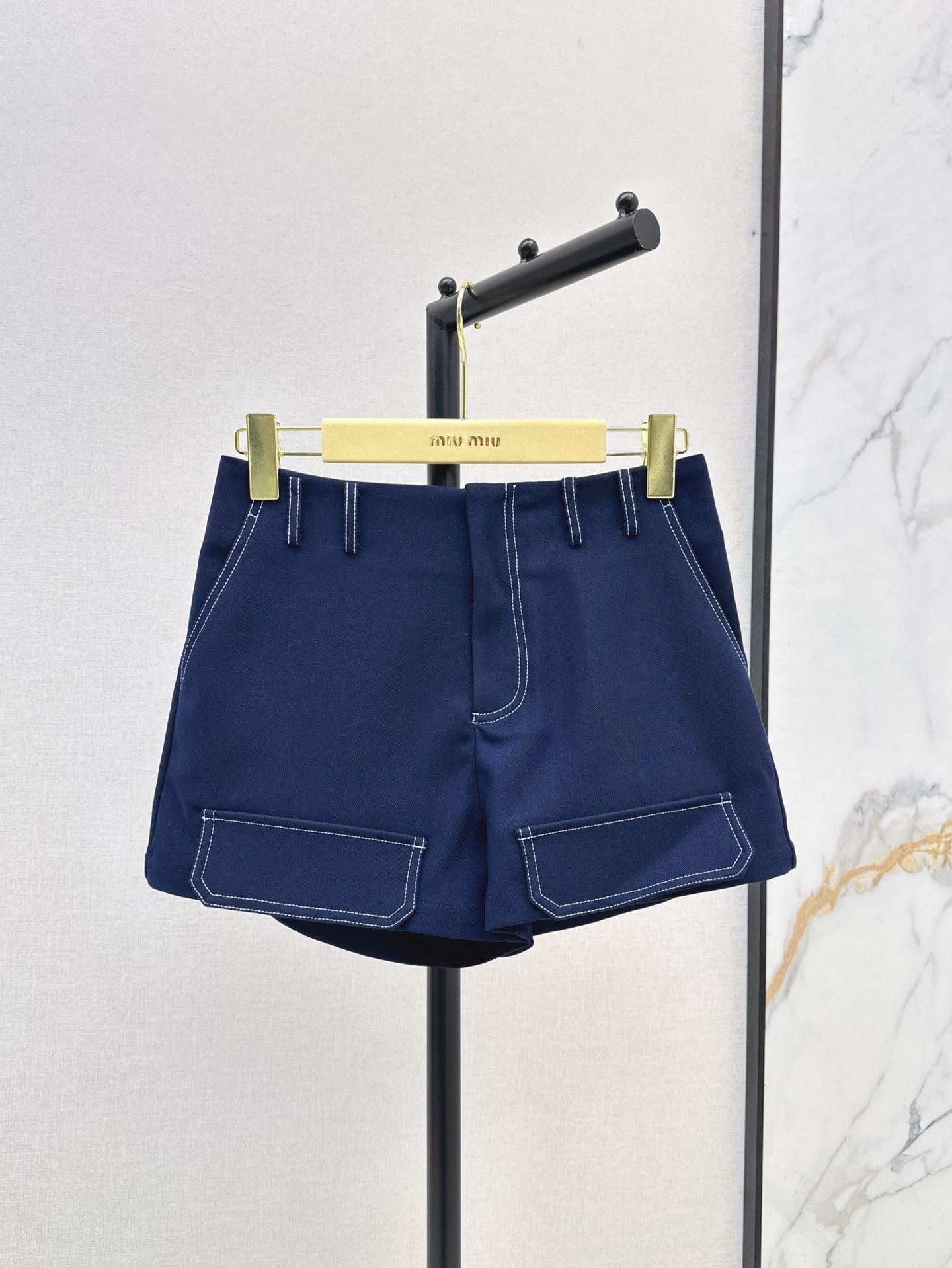 NO:328727,Miu 25Ss————The latest cool and handsome A-line shorts in spring and summer, bright line design, logo embroidered pocket decoration, sweet and salty temperament, fashionable and handsome, the style is not picky and versatile, super slim, one-color spot on sale, sml, miumiu, shorts, alexander wang19860909Miu 25Ss————春夏最新款酷帅A字短裤 明线车线设计 logo刺绣口袋装饰 可甜可盐气质时髦又帅气 版型不挑人百搭上身超显瘦 一色现货发售sml,,miumiu,shorts,alexander wang,Women's clothing