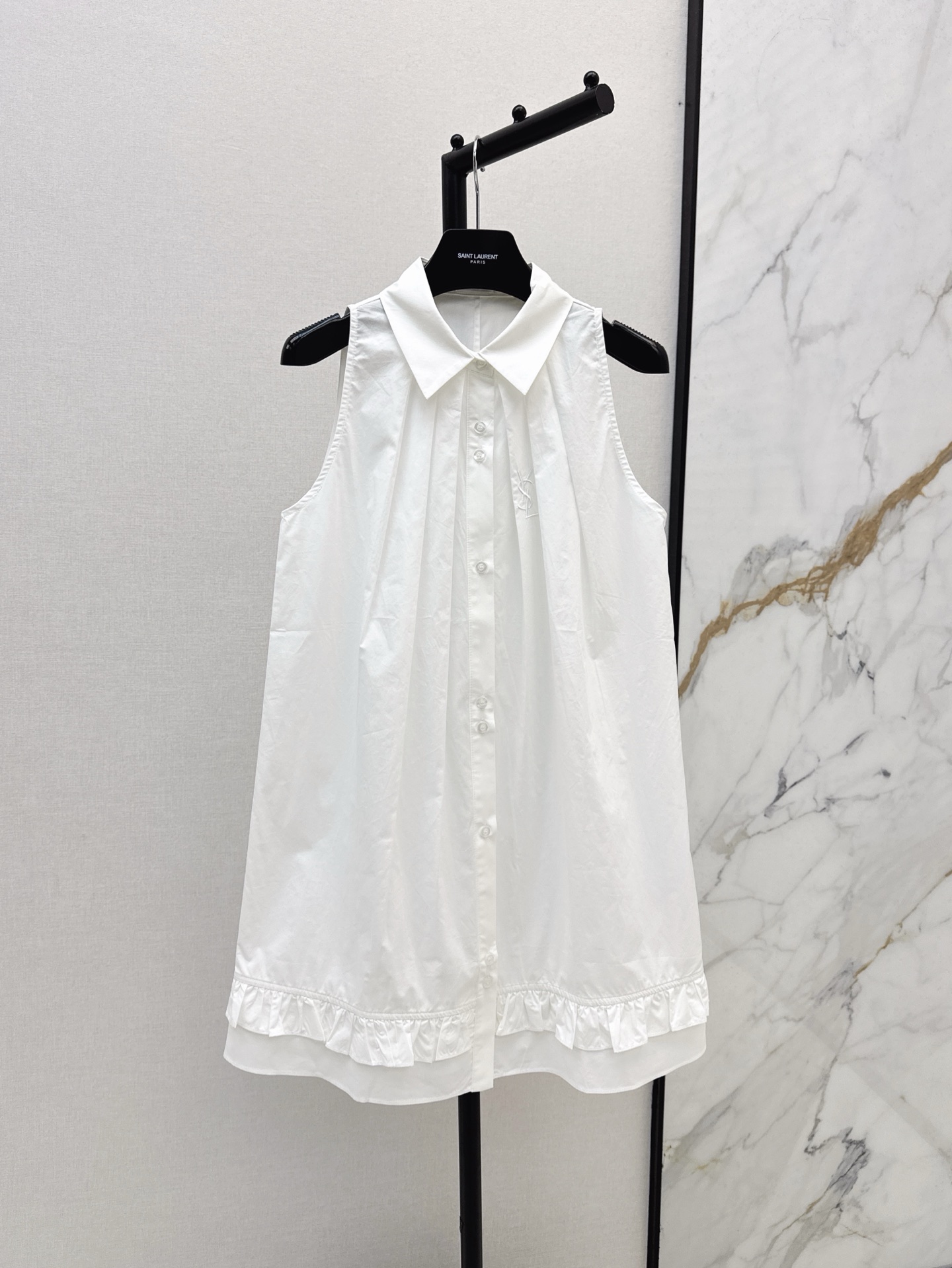 NO:328725,230SL 25Ss————The latest lapel sleeveless pleated dress in spring and summer. The lapel sleeveless design is amazing in summer. The vest Asian design A-line layered skirt. The upper body is similar to the doll skirt. The effect is super age-reducing and elegant. The A-line style covers the flesh and makes you look slim and can control any figure. It can be sweet or salty and versatile. The upper body is a sweet and lovely age-reducing girl. The same color is available for sale. SML, loro piano, skirts, alexander wang19860909230SL 25Ss————春夏最新款翻领无袖百褶连衣裙 翻领无袖的设计在夏日简直绝了 背心亚洲设计A字叠层裙摆 上身类似娃娃裙效果 超级减龄又气质 A字版型遮肉显瘦任何身材都能驾驭 可甜可咸百搭不挑人 上身就是甜美可人的减龄少女 一色现货发售sml,,loro piana,skirts,alexander wang,Women's clothing