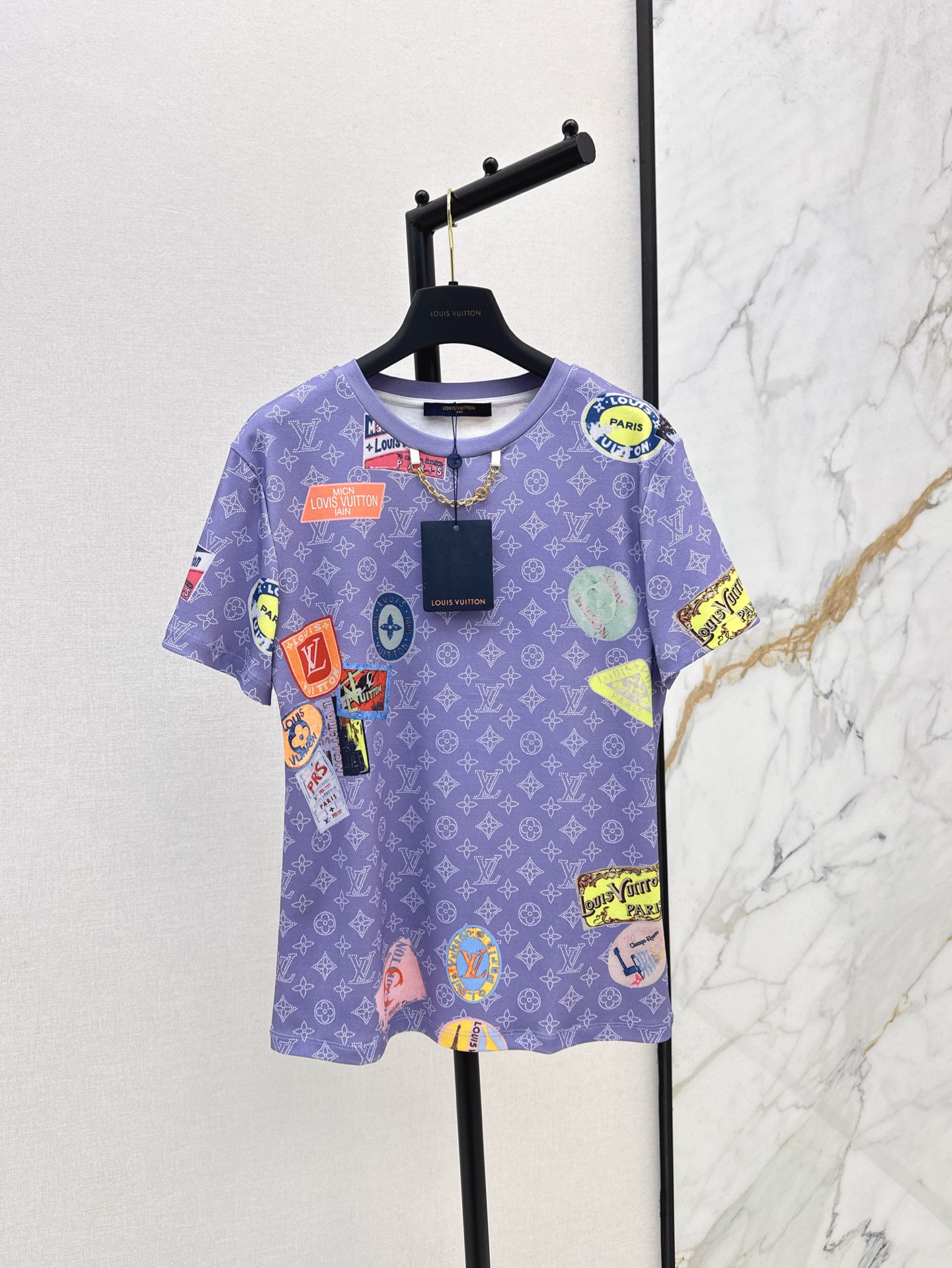 NO:328723,L Home 25Ss————The latest spring and summer printed badge chain T-shirt custom made of cotton, breathable and comfortable, full texture, loose short-sleeved T-shirt cut, highlighting the brand style, made of gram-weight pure cotton, slightly elastic, giving a slim visual effect, the neckline is made of metal letter chains as the design highlights Badge elements Blue and purple slack and fashionable, showing high-end style, single wear and inner wear is brilliant and fashionable, two colors are available in stock sml,,louis vuitton, T-shirt,tees, t-shirt,alexander wang19860909L家 25Ss————春夏最新款印花徽章链条T恤定制全棉材质 透气舒适 质感十足 宽松短袖T恤裁剪 凸显品牌格调 采用克重纯棉制成 略带有弹力 呈现显瘦视觉效果 领口以金属字母链条作设计亮点 徽章元素 蓝紫色松弛而时髦 彰显高级格调 单穿内搭都出彩时髦 两色现货发售sml,,louis vuitton,T-shirt,tees，t-shirt,alexander wang,Women's clothing