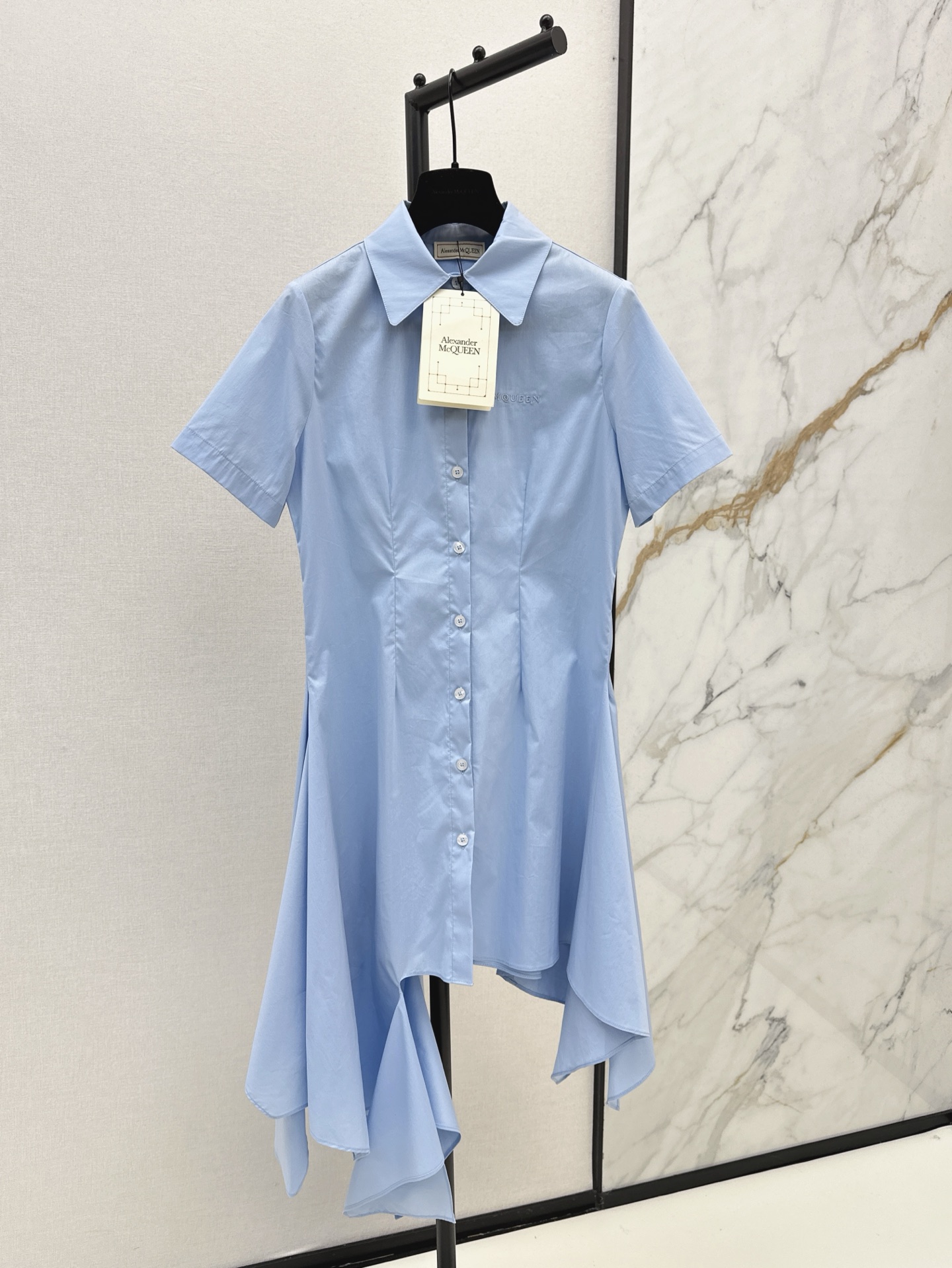 NO:328728,Exclusive model ~ McQ 25Ss————The latest spring and summer sky blue irregular shirt short-sleeved dress with logo embroidery on the chest, irregular cut draped skirt hem, a little design, sweet or salty girlish atmosphere, not picky, casual and elegant, white and rich beauty must have, one color is available for sale in stock, sml, skirts, shirts, T-shirts, alexander wang19860909独家款～ McQ 25Ss————春夏最新款天蓝色不规规衬衫短袖连衣裙胸前饰有徽标刺绣 不规则剪裁垂褶裙摆小心思设计 可甜可盐少女风氛围感拉满 不挑人版型随性优雅 白富美必备 一色现货发售sml,,skirts,shirts,T-shirt,alexander wang,Women's clothing