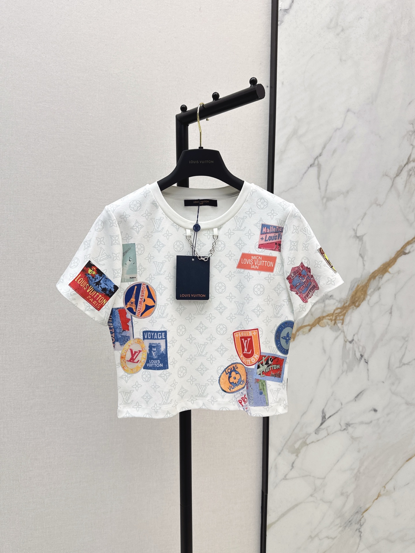 NO:328716,L Home 25Ss————The latest spring and summer Monogram pattern presbyterian jacquard short-sleeved T-shirt Custom Monogram pattern printed dark pattern presbyterian pure cotton fabric very cool and comfortable to live. Classic loose style, lively and show youthful vitality and temperament. Easy to match can create a fashionable and age-reducing girlish feeling. Two colors are available for sale in stock,,louis vuitton,T-shirt,tees,t-shirt,alexander wang19860909L家 25Ss————春夏最新款Monogram 图案老花提花短袖T恤 定制Monogram 图案印花暗纹老花纯棉面料 非常清凉一整个舒服住 经典宽松版型 灵动展示青春活力气质 轻松搭配就能穿出时髦减龄的少女感 两色现货发售sml,,louis vuitton,T-shirt,tees，t-shirt,alexander wang,Women's clothing