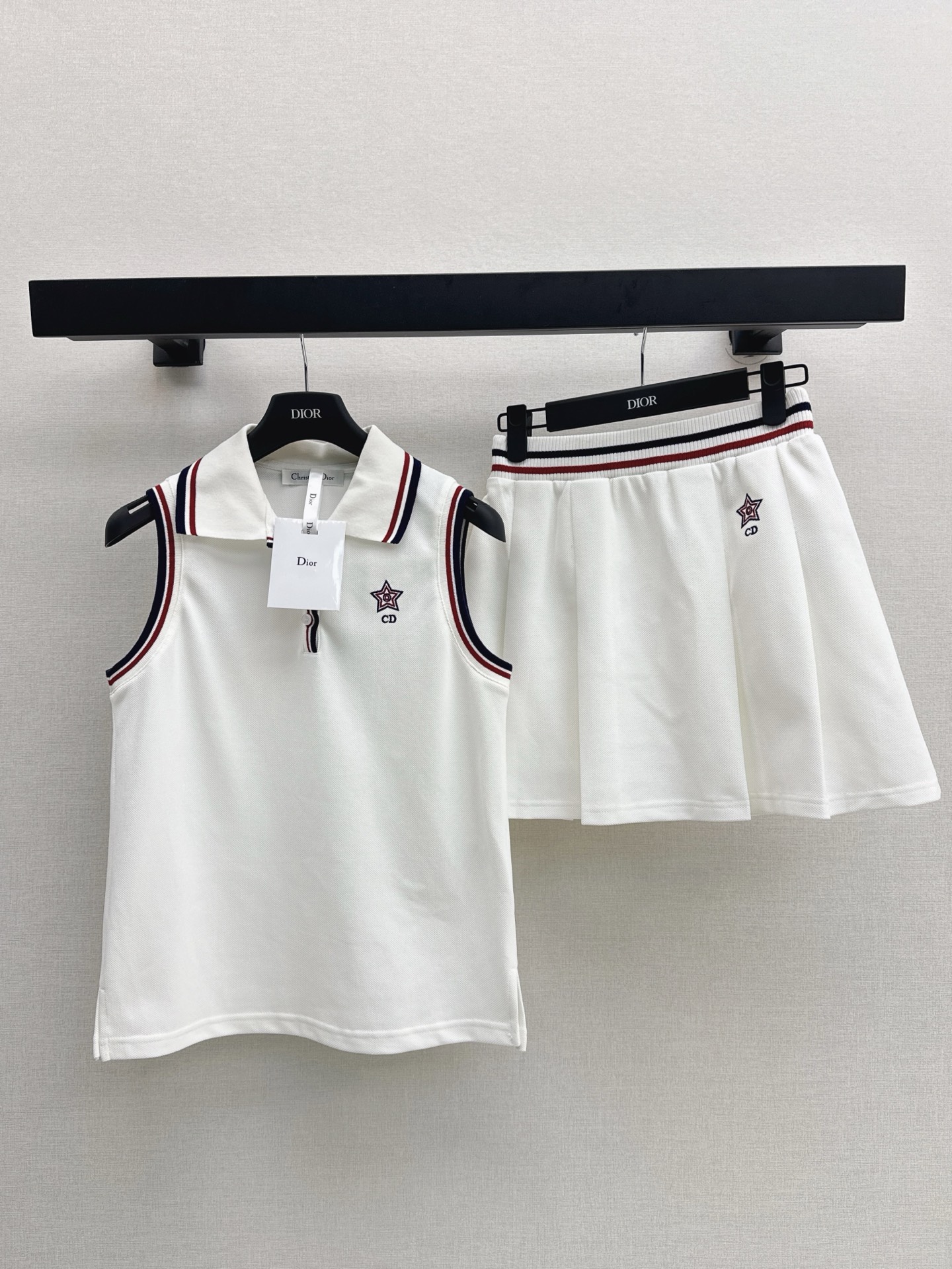 NO:328701,CD 25Ss————The latest spring and summer contrasting Polo collar sleeveless tops, chest letter logo embroidery decoration, contrasting lapel design, lengthening neck lines, modifying face shape, moderate length, can be controlled by all heights, mesh thread design, not easy to deform after wearing, very versatile, skirts or casual pants are very OK, one color is available for sale in stock,, skirts, alexander wang19860909CD 25Ss————春夏最新款撞色Polo领无袖上衣 胸前字母logo刺绣装饰 撞色翻领设计 拉长脖颈线条 修饰脸型 衣长适中 各种身高都能驾驭 网织螺纹设计 久穿不易变形 非常百搭 半身裙或者休闲裤都很OK 一色现货发售sml,,skirts,alexander wang,Women's clothing