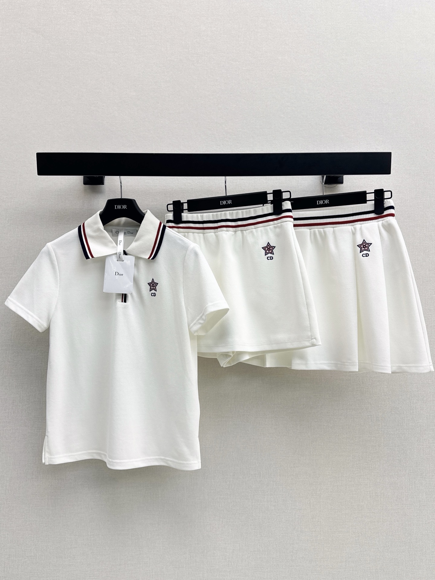 NO:328695,CD 25Ss————The latest spring and summer contrasting Polo collar tops, chest letter logo embroidery decoration, contrasting lapel design, lengthening neck lines, modifying face shape, moderate length, can control all heights, mesh thread design, not easy to deform after wearing, very versatile, skirts or casual pants are very OK, one color is available for sale in stock,, skirts, alexander wang19860909CD 25Ss————春夏最新款撞色Polo领上衣 胸前字母logo刺绣装饰 撞色翻领设计 拉长脖颈线条 修饰脸型 衣长适中 各种身高都能驾驭 网织螺纹设计 久穿不易变形 非常百搭 半身裙或者休闲裤都很OK 一色现货发售sml,,skirts,alexander wang,Women's clothing