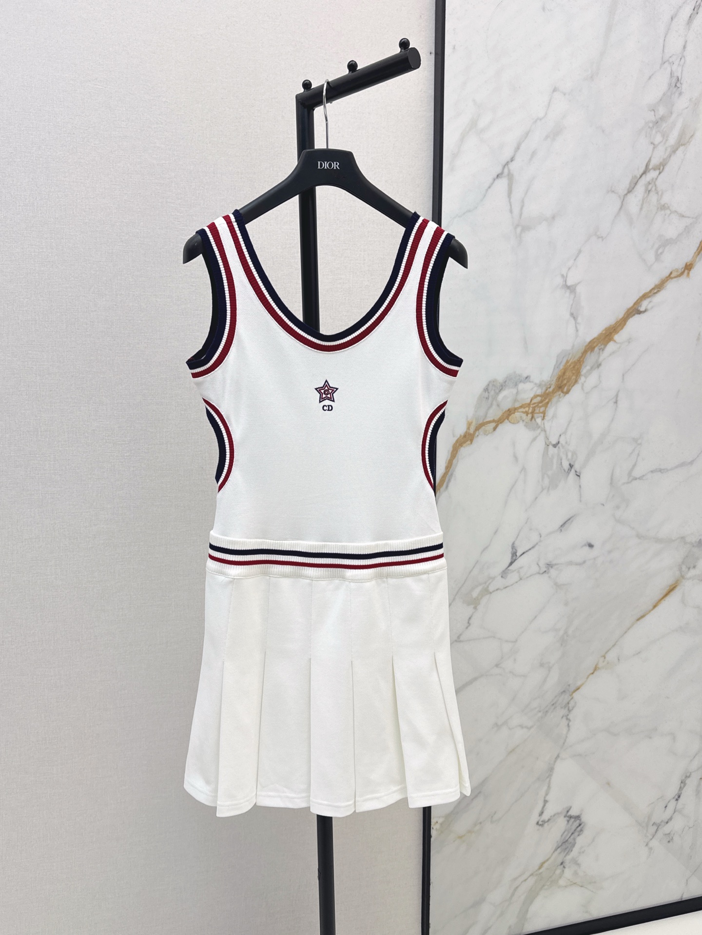 NO:328692,CD 25Ss————The latest contrasting color sleeveless dress in spring and summer. The hollowed-out waist-tight pleated style makes it look slim. Mesh fabric. Super comfortable texture. The upper body looks slim. The celebrity girl is elegant and high-end. One-color spot on sale. SML, skirts, alexander wang19860909CD 25Ss————春夏最新款撞色无袖连衣裙 挖空收腰拼接百褶版型超显瘦 网织面料 质感超舒适 版型上身巨显瘦 名媛少女优雅又高级 一色现货发售sml,,skirts,alexander wang,Women's clothing