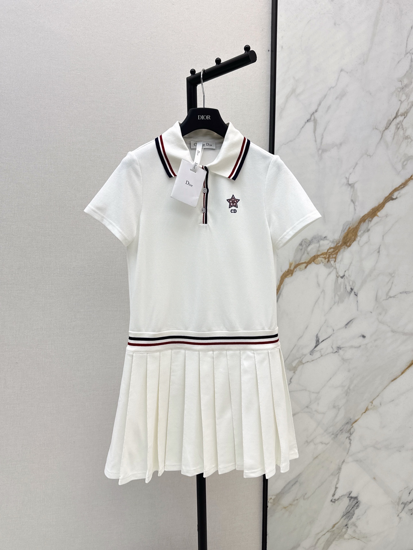 NO:328689,CD 25Ss———The latest spring and summer red and blue webbing spliced ​​Polo collar, short-sleeved pleated dress, customized mesh fabric, classic and fashionable and versatile, spliced ​​Polo collar loose fit, pleated skirt design, simple and high-end upper body, elegant and literary, easy to control in daily life, one color is available for sale in stock,, skirts, T-shirt, alexander wang19860909CD 25Ss———春夏最新款红蓝织带拼接Polo领 短袖百褶连衣裙 订制网织面料 经典又时尚百搭 拼接Polo领宽松版型 百褶裙摆设计 上身简约又高级 优雅中带着一份文艺感 日常都能轻松驾驭 一色现货发售sml,,skirts,T-shirt,alexander wang,Women's clothing
