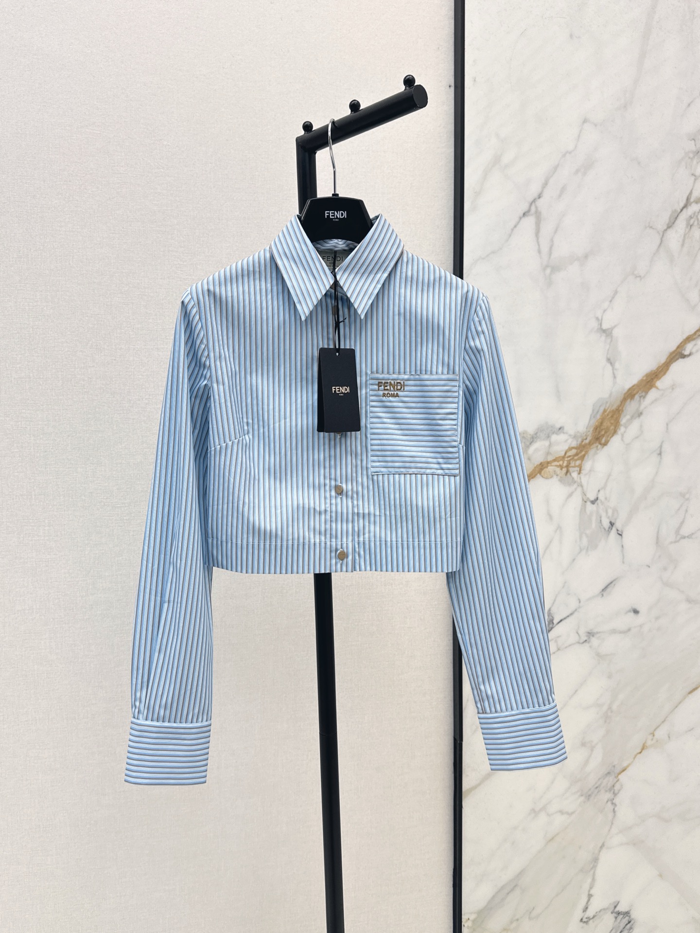 NO:328686,FD 25Ss—————The latest spring and summer high-waist striped long-sleeved shirt with temperament, small short style, classic style, retro and modern, casual, sweet, cool, fashionable and exquisite outfit, low-key and luxurious logo embroidery, highly recommended for personal items, 3D three-dimensional tailoring style, two colors for sale in stock, sml, shirts, alexander wang19860909FD 25Ss—————春夏最新款高腰条纹长袖衬衫气质小短款经典版型不挑人 复古又摩登 休闲甜酷时髦精穿搭 低调奢华的logo刺绣 强烈推荐自留单品 3D立体剪裁版型 两色现货发售sml,,shirts,alexander wang,Women's clothing