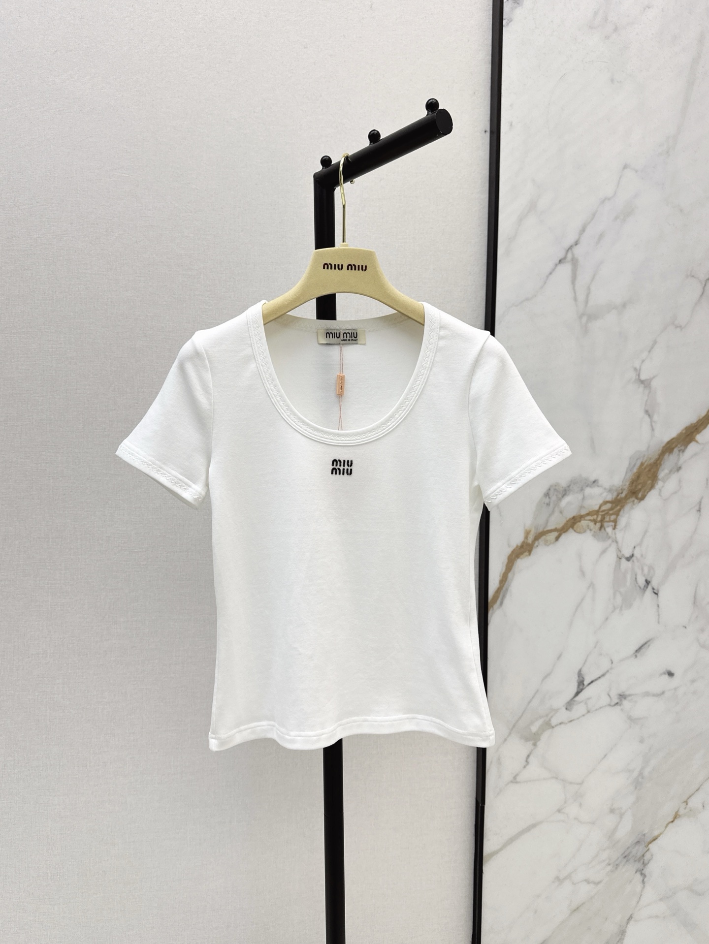 NO:328703,Miu 25Ss————The latest slim short-sleeved T-shirt in spring and summer. Simple solid color creates fresh and fashionable items. It looks great with a short skirt. The upper body is easily divided into a body proportion and looks good with a skirt. It looks fashionable and age-reducing and girlish. Three colors are available for sale in stock. Miumiu, skirts, T-shirt, tees, t-shirt, alexander wang19860909Miu 25Ss————春夏最新款修身短袖T恤 简约纯色打造清新时髦单品 搭配小短裙很好看 上身轻松分割身材比例随便搭配一个半裙就很好看 时髦减龄又少女 三色现货发售sml,,miumiu,skirts,T-shirt,tees，t-shirt,alexander wang,Women's clothing