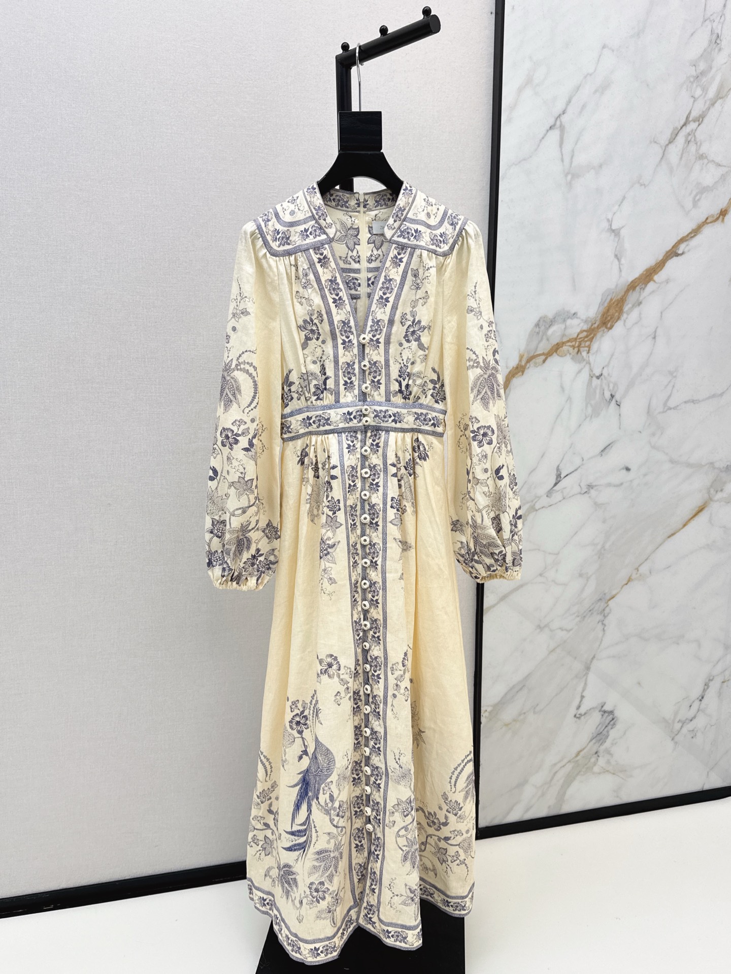 NO:328697,Zim 25Ss————The latest spring and summer cream blue and white porcelain floral printed deep V-neck long skirt, elastic cuff lantern long sleeve design, front closure crochet buttons, waist-closed skirt tailoring interprets gentle and elegant temperament, imported linen texture is excellent, one color is available in stock smlxl, skirts, alexander wang19860909Zim 25Ss————春夏最新款奶油青花瓷花卉印花深V领长裙 松紧式袖口灯笼长袖设计 前襟点缀钩编纽扣 收腰大裙摆剪裁诠释了温柔的典雅气质 进口亚麻质感超赞 一色现货发售smlxl,,skirts,alexander wang,Women's clothing