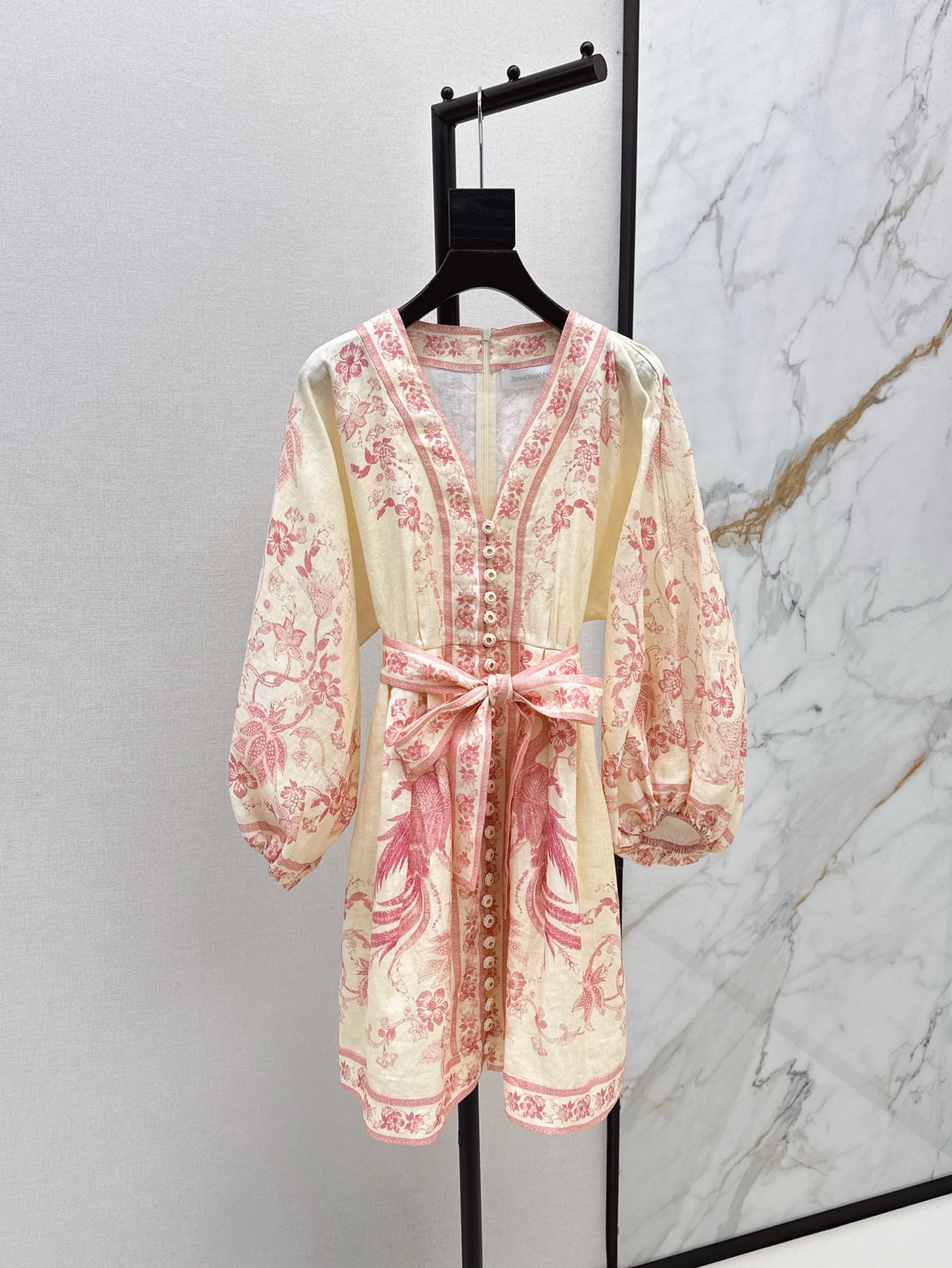 NO:328694,Zim 25Ss————The latest spring and summer cream blue and white porcelain floral printed deep V-neck dress elastic cuff lantern long sleeve design, front closure crochet buttons, waist-closed skirt tailoring interprets gentle and elegant temperament, imported linen texture is excellent, one color is available in stock smlxl, skirts, alexander wang19860909Zim 25Ss————春夏最新款奶油青花瓷花卉印花深V领连衣裙松紧式袖口灯笼长袖设计 前襟点缀钩编纽扣 收腰大裙摆剪裁诠释了温柔的典雅气质 进口亚麻质感超赞 一色现货发售smlxl,,skirts,alexander wang,Women's clothing