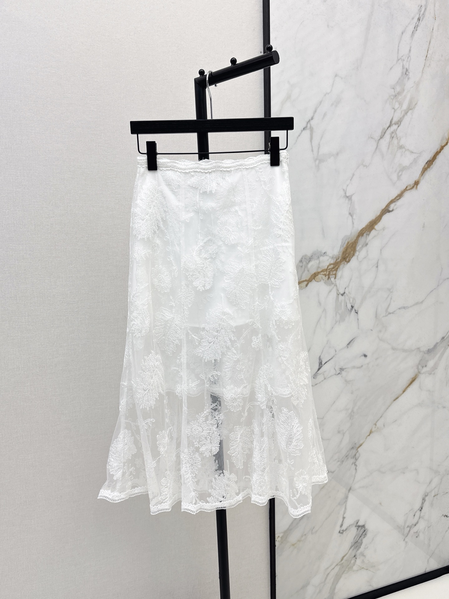 NO:328691,ES 25Ss———The latest spring and summer heavy-industrial water-soluble lace three-layer skirt custom imported cotton material, processed using embroidery technology, presenting three-dimensional water-soluble lace flower decoration, high-quality texture, breathable and comfortable, narrow waist design, short inner and long outer three-layer skirt tailoring, fluffy and large swaying, embroidered design, French style, versatile all year round, lady style OL style easy to control, two colors are on sale in stock, sml, skirts, alexander wang19860909ES 25Ss———春夏最新款重工水溶蕾丝三层半裙定制进口绵绸材质 沿用绣花工艺处理 呈现出立体水溶蕾丝花朵装饰 质感高级 透气舒适 窄腰设计 内短外长三层半裙剪裁 外层蓬松大摆若隐若现修饰身材 网纱设计尽显法式风情 一年四季百搭款 淑女风OL风都轻松拿捏 两色现货发售sml,,skirts,alexander wang,Women's clothing