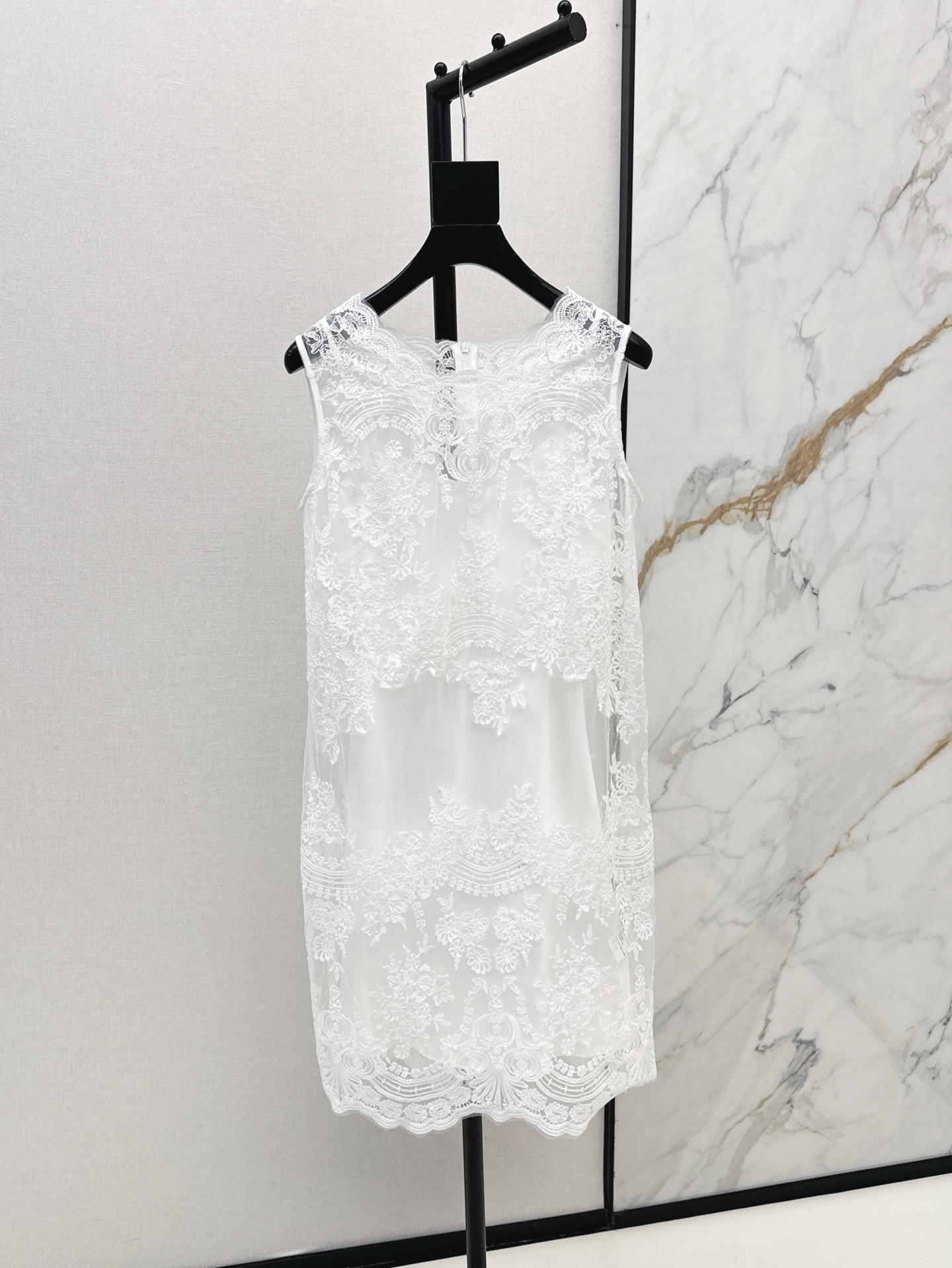 NO:328688,ES 25Ss————The latest spring and summer heavy-industry water-soluble lace vest skirt custom imported silk material, processed using embroidery technology, presenting three-dimensional water-soluble lace flower decoration, high-quality texture, breathable and comfortable, hollow and clear penetration effect, thoughtful match with silk suspender lining, French elegance on the upper body, straight cut, not picky on the body, slim and inclusive, versatile style all year round, lady OL style easy to control, two colors are on sale in stock, sml, skirts, real silk, alexander wang19860909ES 25Ss————春夏最新款重工水溶蕾丝背心裙定制进口绵绸材质 沿用绣花工艺处理 呈现出立体水溶蕾丝花朵装饰 质感高级 透气舒适 镂空清透穿搭效果 贴心搭配真丝吊带内衬 上身尽显法式优雅 直筒剪裁 不挑身型 显瘦包容 一年四季百搭款 淑女OL风都轻松拿捏 两色现货发售sml,,skirts,real silk,alexander wang,Women's clothing