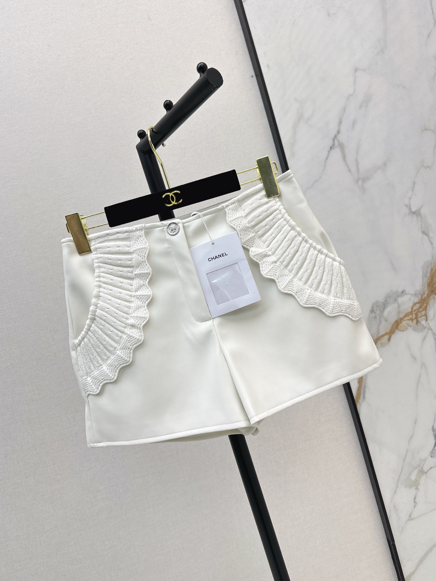 NO:328685,C home 25Ss————The latest retro lace suit jacket   shorts in spring and summer Custom imported environmentally friendly leather material with delicate texture and excellent quality. The straight-fitting and cutting of the jacket easily outlines the loose lines. The exquisitely printed snap button adjusts the easy to put on and off. The neckline surrounds the lace to add sweetness. The details are full of details. The lace in the pockets of the same series of shorts echoes the elegant and exquisite dressing style. Make the outfit fashionable and fashionable. The development of one color. SML shorts, chanel, shorts, jackets & coats, alexander wang19860909C家 25Ss————春夏最新款复古花边套装外套 短裤 定制进口环保皮革材质 肌理细腻 品相上乘 外套直筒装裁剪轻松勾勒松弛感线条 精致印刻按扣调节穿脱方便 领口环绕花边 增添甜美气息 细节处理满分 同系列短裤口袋处花边呼应 呈现优雅精致的穿搭风格 让穿搭时髦洋气 一色分开发 现货发售sml 短裤,,chanel,shorts,jackets & coats,alexander wang,Women's clothing