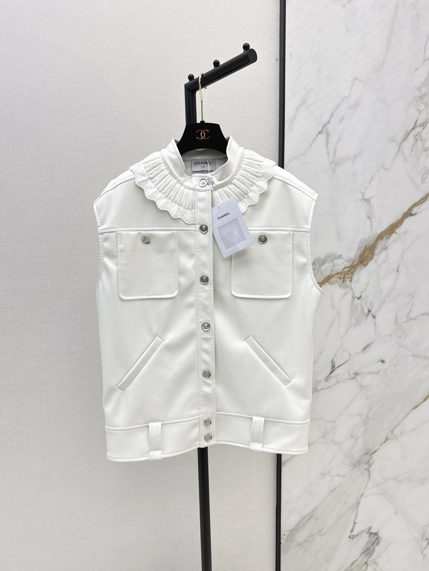 NO:328708,C home 25Ss—————The latest retro leather vest jacket for spring and summer custom imported leather material, delicate texture, excellent quality, lace vest tailoring, loose silhouette, easy to outline the slack lines of shoulders, exquisitely printed snaps to adjust the easy to put on and off, neckline surrounds the lace, matched with perforated hem, full details, present a casual and free style of dressing, making the outfit fashionable and fashionable. SML is available in stock, chanel, jackets & coats, alexander wang19860909C家 25Ss————春夏最新款复古皮革马甲外套定制进口皮革材质 肌理细腻 品相上乘 花边马甲剪裁 廓形宽松裁剪轻松勾勒落肩松弛感线条 精致印刻按扣调节穿脱方便 领口环绕花边 配合穿孔下摆包边 细节处理满分 呈现随性自由的穿搭风格 让穿搭时髦洋气 一色现货发售sml,,chanel,jackets & coats,alexander wang,Women's clothing