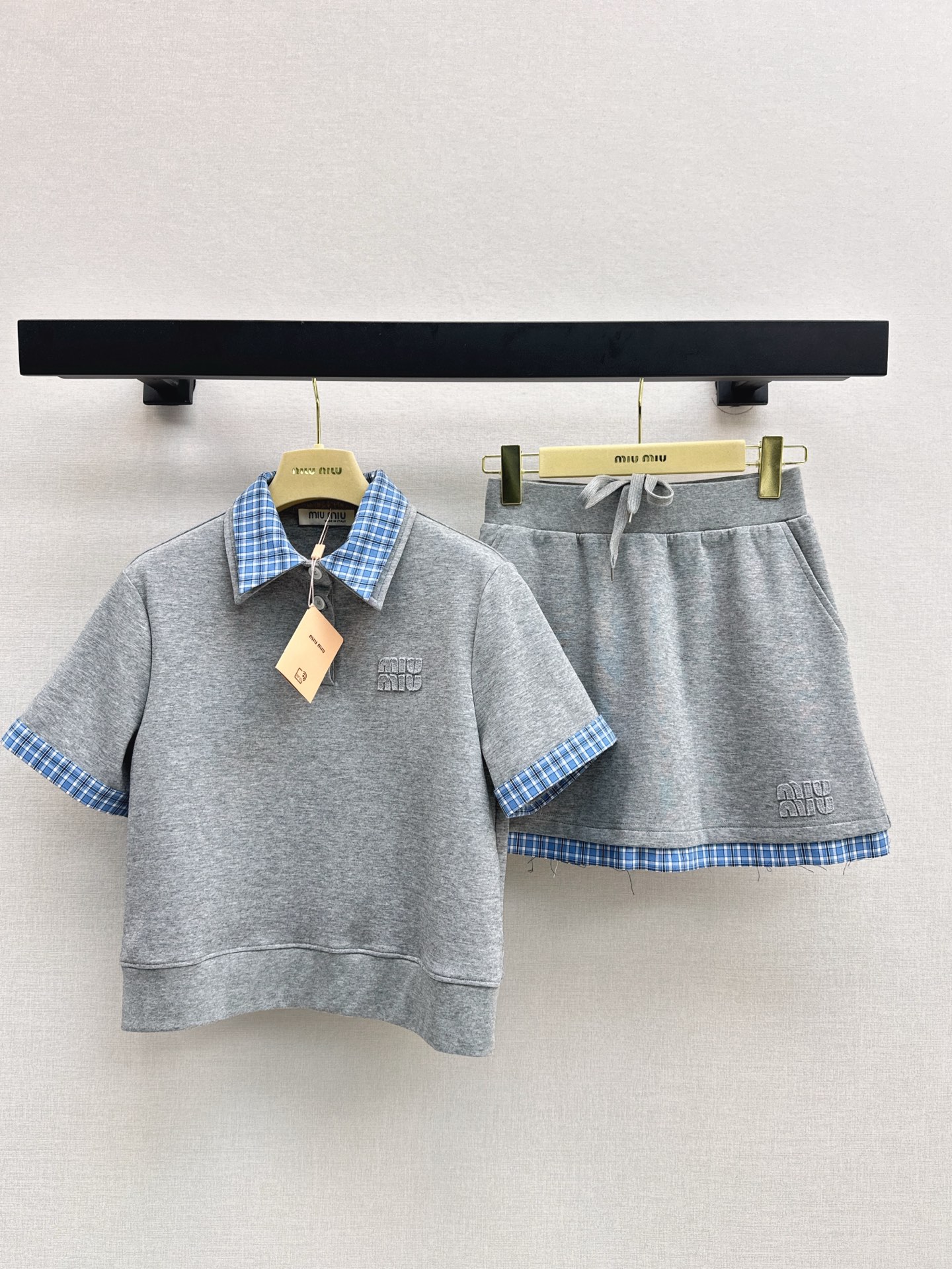 NO:413382,Awesome set of matches Miu 25Ss————The latest spring and summer age-reducing outfit set spliced ​​plaid decorative lapel top + Mini skirt is a huge and fashionable set. Don't wear it too easily. The girl with long legs in minutes. It has a little casual and sporty style. Contrast color lapel design. It is very age-reducing young girl with a full sense of fashion. One set is available. Two colors are available for sale in stock. SML, miumiu, skirts, alexander wang19860909超赞一套搭配 Miu 25Ss————春夏最新款减龄穿搭套装拼接格纹装饰翻领上衣+Mini半裙 就是巨巨时髦的一套 不要太好穿 上身分分钟变长腿姑娘 带点休闲运动风 撞色翻领设计 非常减龄青春少女 时髦感满满 一套出 两色现货发售sml,,miumiu,skirts,alexander wang,Women's clothing