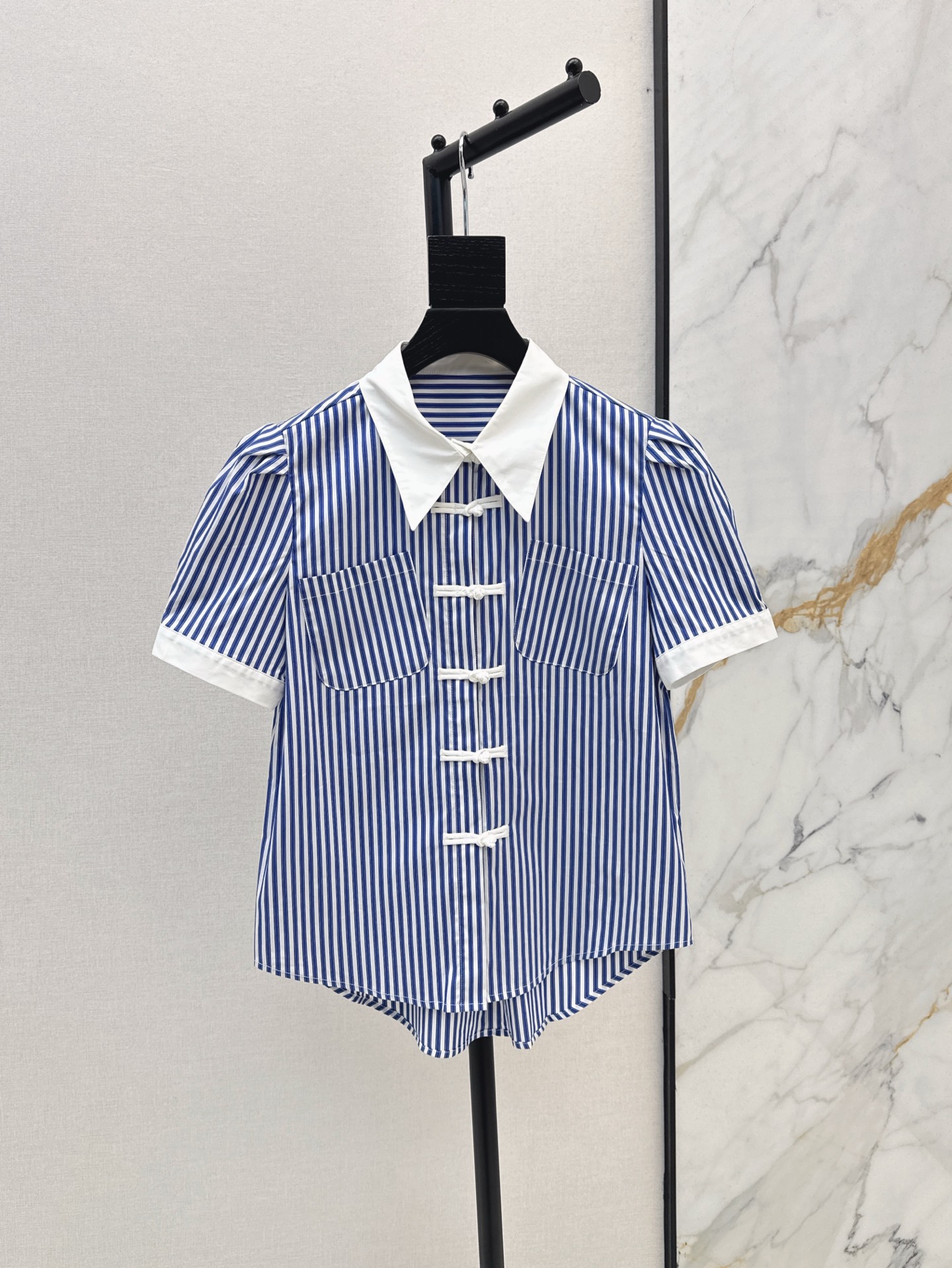 NO:328705,Fashionable online design 25Ss————The latest retro Chinese style buckle decorative striped shirt puff sleeve design in spring and summer. Three-dimensional and stylish. The upper body is decorated with the entire shoulder line. The face is small. The visual feeling is particularly hidden with blue pinstripes. It is very elegant. Recommended to buy. One-color spot sml, Shirts, alexander wang19860909时髦感在线 设计 25Ss————春夏最新款复古国风盘扣装饰条纹衬衫泡泡袖设计 立体有型 上身修饰整个肩线 显脸小 视觉感上特别藏肉采用蓝色细条纹 很有气质感 推荐入手 一色现货发售sml,,shirts,alexander wang,Women's clothing