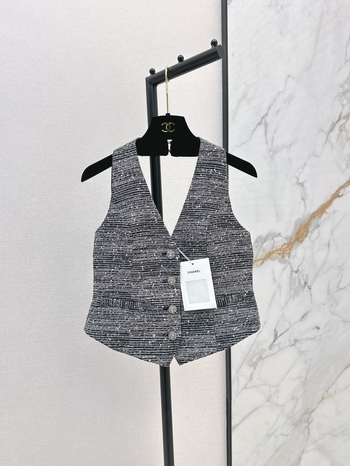 NO:328699,Fashionable items C home 25Ss————The latest halter neck design vest jacket in spring and summer, full of design and super practical wear, three-dimensional slim cut visually modifying the waist, making you look slim and not pinch your waist, and you can look good when wearing it alone or with a shirt and T-shirt. A variety of styles. One color is available for sale in stock. sml!  ,chanel,jackets & coats,shirts,tees,t-shirt,alexander wang19860909时髦单品 C家 25Ss————春夏最新款挂脖设计马甲外套 充满设计感又超级实穿 立体修身裁剪 在视觉上修饰了腰身 显瘦又不会掐腰 单穿或者搭配衬衫还有T恤穿都好看 百搭多种风格 一色现货发售sml ！,,chanel,jackets & coats,shirts,tees，t-shirt,alexander wang,Women's clothing