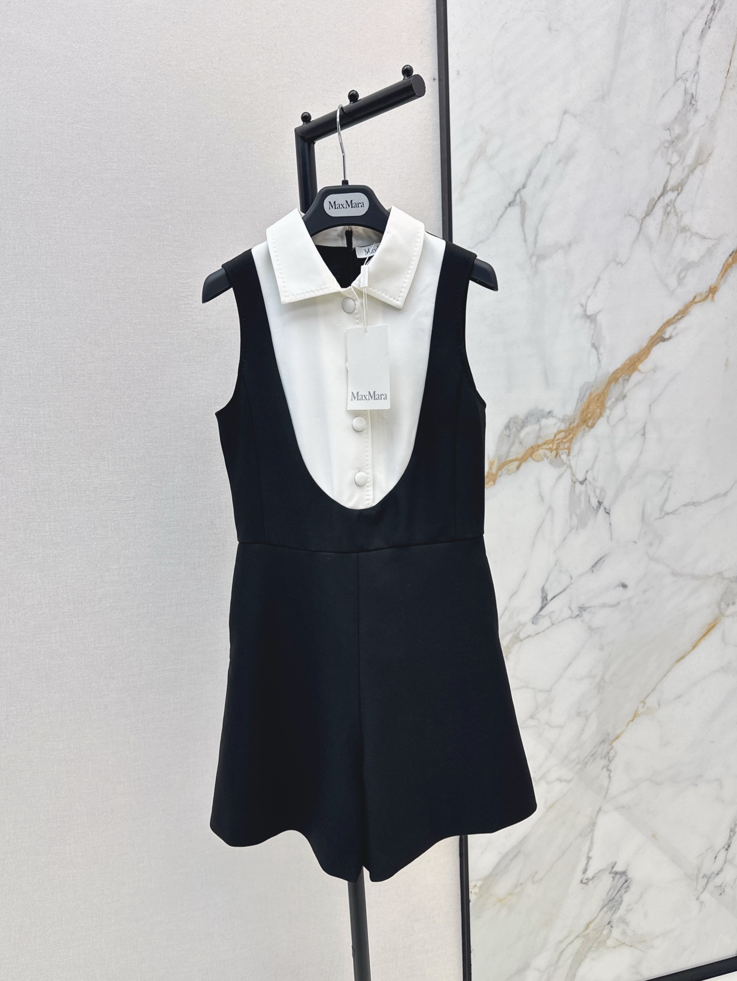 NO:328696,Max 25Ss————The latest classic black and white contrasting three-dimensional slim jumpsuits in spring and summer, with a unique sense of handsomeness and casual style. Classic black and white contrasting design. Three-dimensional slim tailoring. Fashionable OL temperament Look~ One color is available in stock. sml, alexander wang19860909Max 25Ss————春夏最新款经典黑白撞色立体修身连体裤 自带个性帅气感和休闲范 经典黑白撞色设计 立体修身剪裁 时髦OL气质Look～ 一色现货发售sml,,alexander wang,Women's clothing