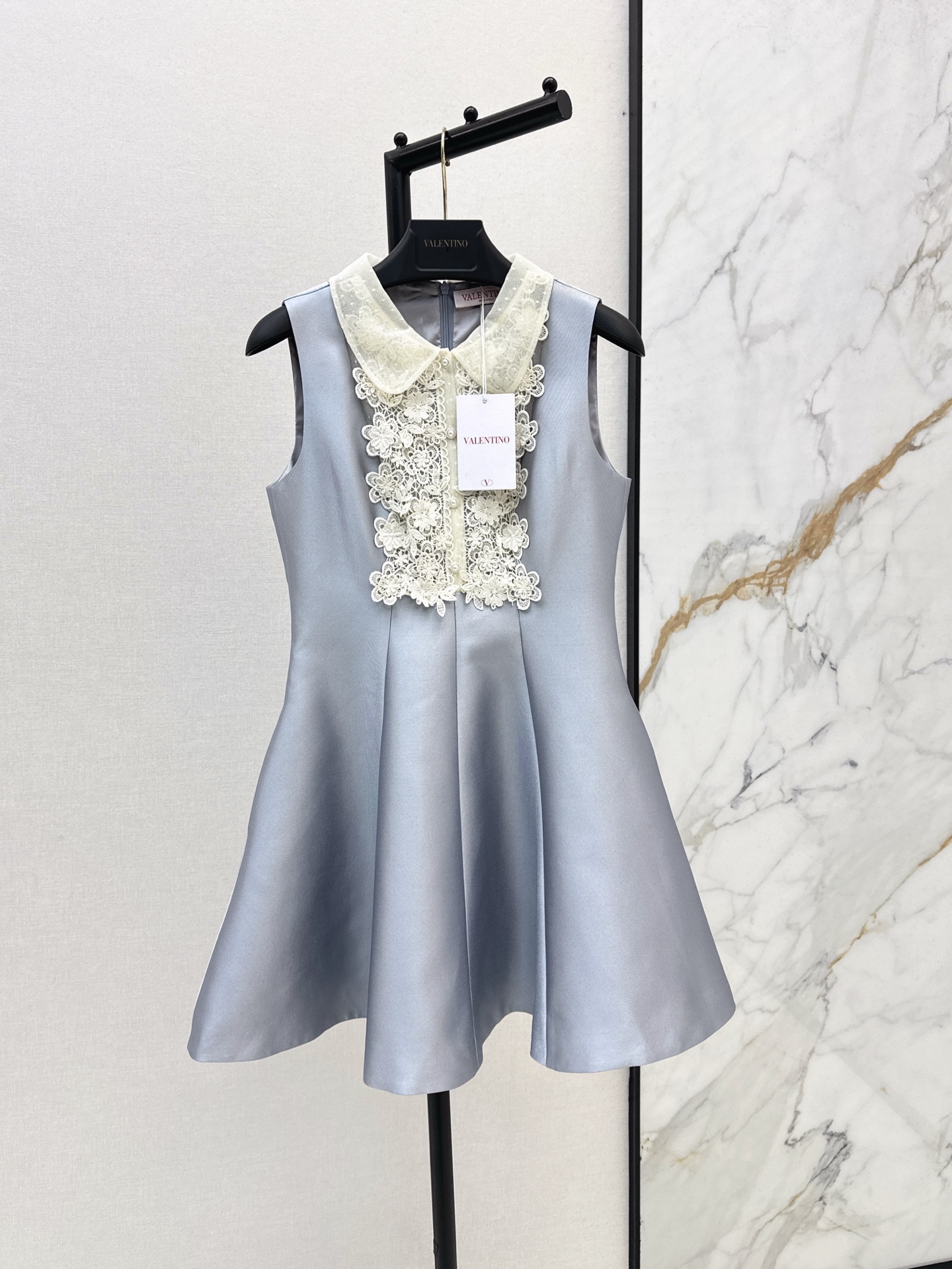 NO:800033,VLTN 25Ss————The latest spring and summer embroidered lace collar doll-style tank top dress with a slight princess tutu skirt. It is retro and has a girly sweetness. This French little black dress is really my favorite. The sleeveless design with lace doll collar is both elegant and slim. Wear it to a birthday party and you will be the focus of the audience. Two colors are available for sale sml,,skirts,19860909VLTN 25Ss————春夏最新款绣花蕾丝领娃娃款背心裙 微微公主蓬蓬裙摆 复古的同时又有少女甜美感 这款法式小黑裙真的是我的心头好 无袖设计加上蕾丝娃娃领 既气质又显瘦 穿上它去参加生日聚会 你就是全场的焦点 两色现货发售sml,,skirts,,Women's clothing