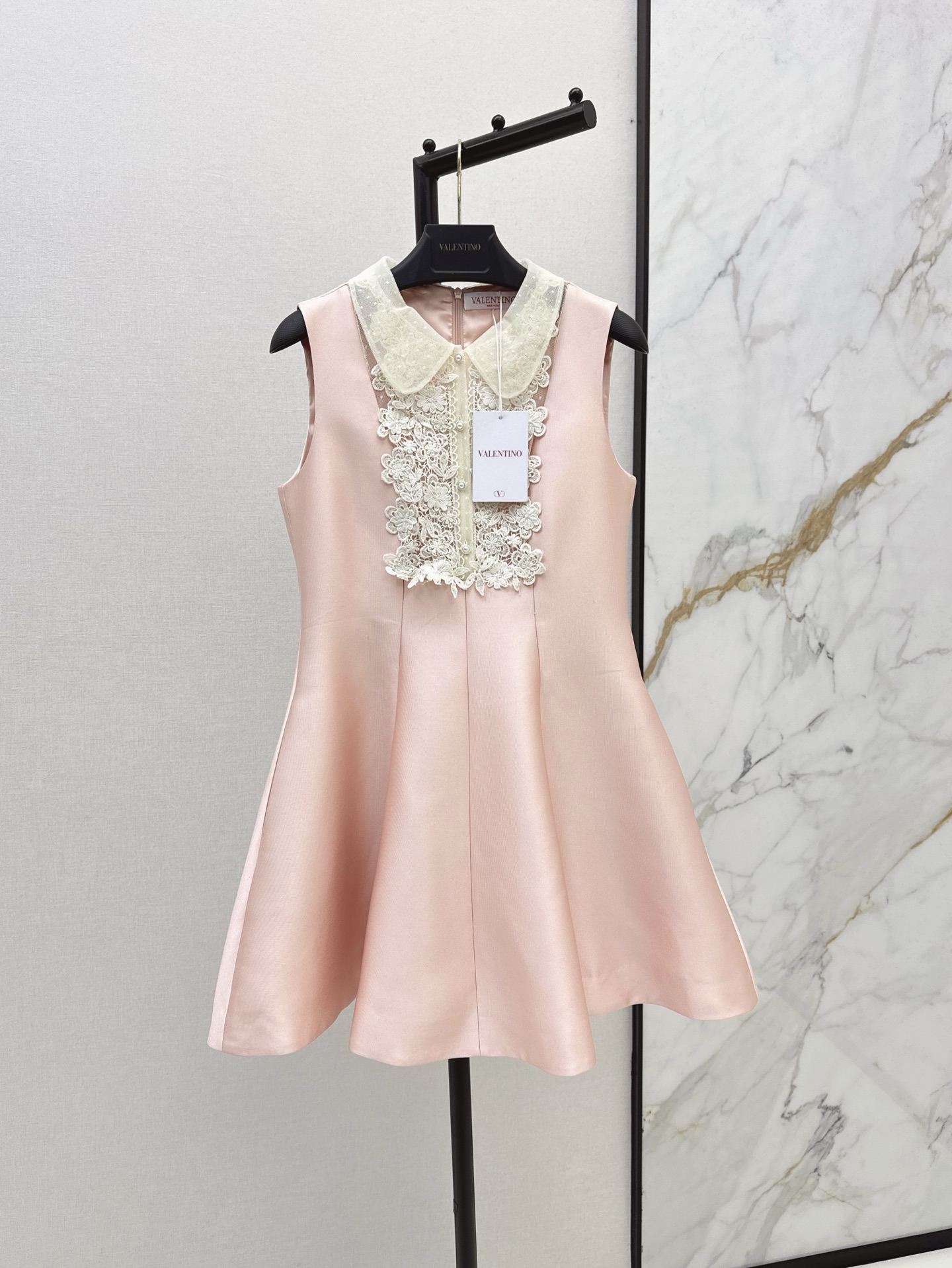 NO:800030,VLTN 25Ss————The latest spring and summer embroidered lace collar doll-style tank top dress with a slight princess tutu skirt. It is retro and has a girly sweetness. This French little black dress is really my favorite. The sleeveless design with lace doll collar is both elegant and slim. Wear it to a birthday party and you will be the focus of the audience. Two colors are available for sale sml,,skirts,19860909VLTN 25Ss————春夏最新款绣花蕾丝领娃娃款背心裙 微微公主蓬蓬裙摆 复古的同时又有少女甜美感 这款法式小黑裙真的是我的心头好 无袖设计加上蕾丝娃娃领 既气质又显瘦 穿上它去参加生日聚会 你就是全场的焦点 两色现货发售sml,,skirts,,Women's clothing