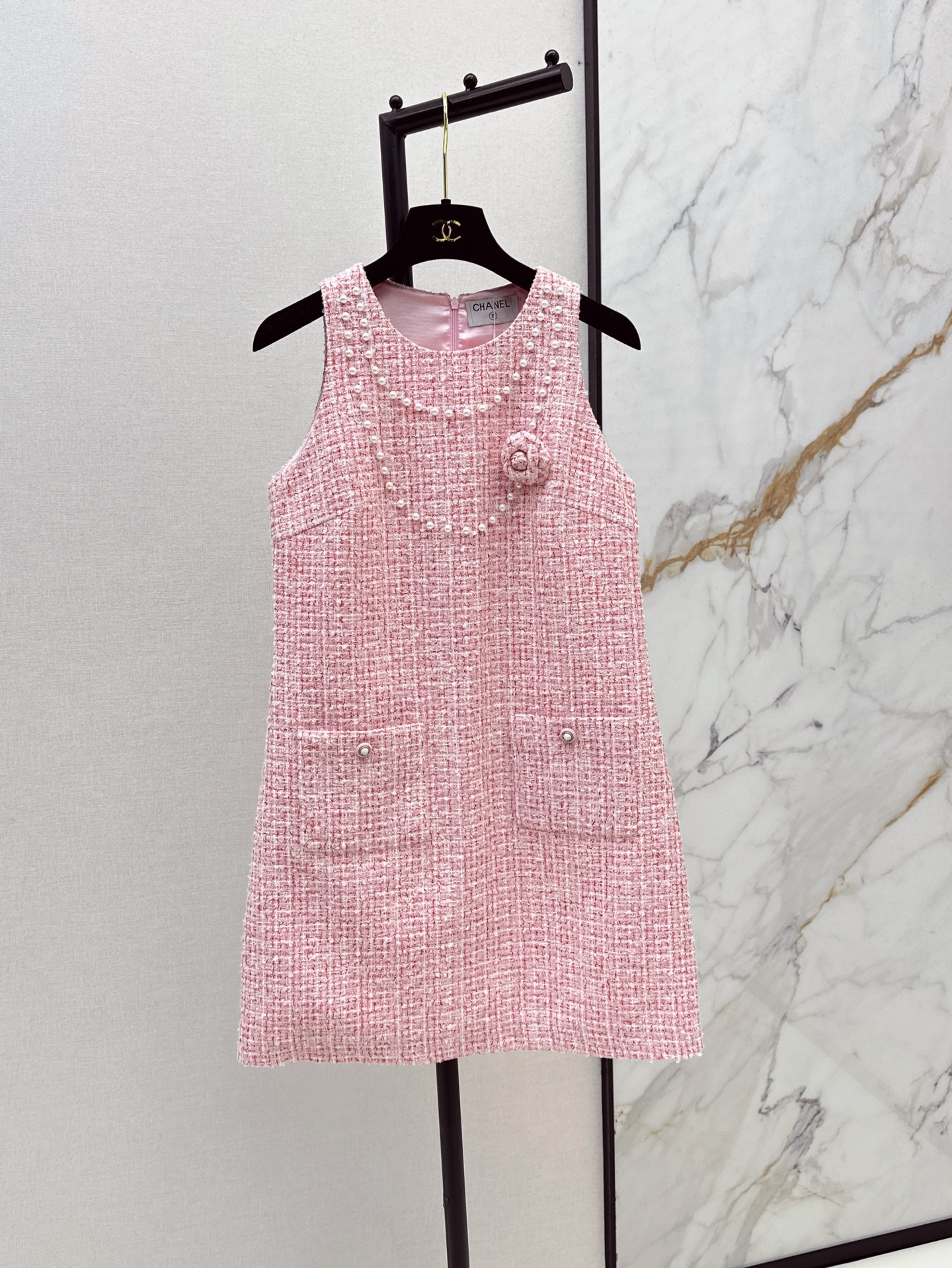 NO:751680,C Home 25Ss————The latest high-end age-reducing cherry blossom pink sleeveless dress for spring and summer. The woven tweed fabric is pink and tender and has a sense of elegance. It has a heart-warming gentle fragrance. The custom-made pearl trim is very exquisite. The three-dimensional flowers are embellished on the upper body and have a noble temperament. A must-have for rich families. One color ready for sale sml,,chanel,skirts,19860909C家 25Ss————春夏最新款高级减龄樱花粉无袖连衣裙 编织粗花呢面料粉嫩粉嫩的简直自带优雅感 令人心动的温柔小香风 定制珍珠镶边非常精美 立体花朵点缀上身自带高贵气质 富家千金必备 一色现货发售sml,,chanel,skirts,,Women's clothing