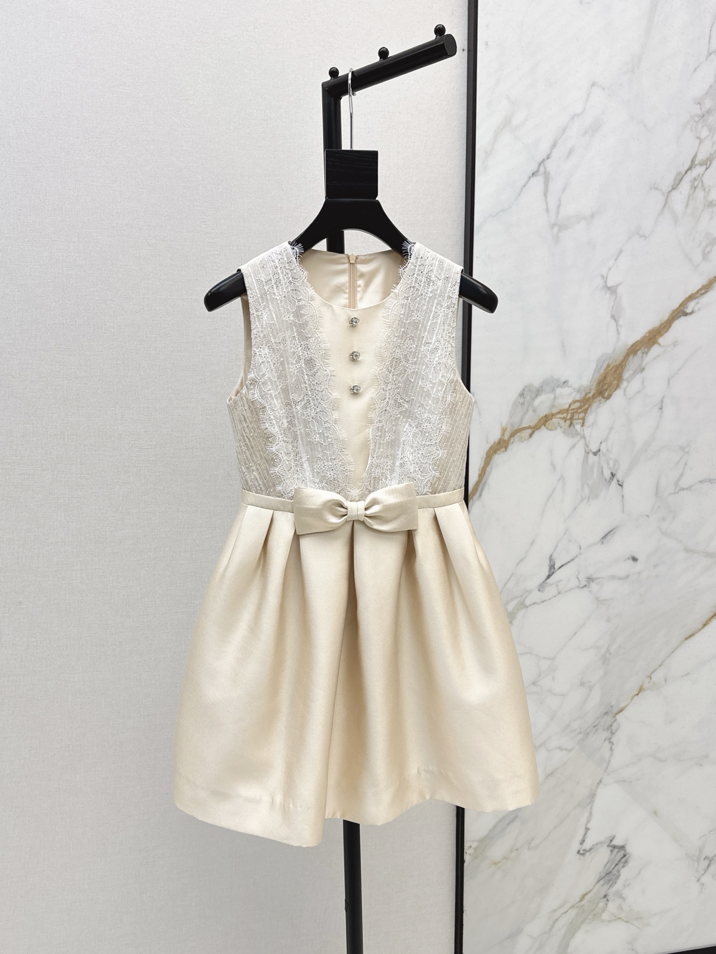 NO:800039,Zhao Lusi's same style, fashionable niche design 25Ss————The latest spring and summer style sleeveless dress with spliced ​​lace bow decoration for wealthy daughters. The upper body is so beautiful. The color is super gentle. The big bow design at the waist shows a sweet and elegant femininity. The chest is made of heavy-duty mesh lace floral sequins. It is full of sophistication. The three-dimensional waist is tightened to create a perfect body proportion. One color ready for sale sml,,skirts,19860909赵露思同款 时髦小众设计 25Ss————春夏最新款富家千金拼接蕾丝蝴蝶结装饰无袖连衣裙 上身太美了 颜色超级温柔 腰间大蝴蝶结设计呈现甜美优雅女人味 胸前是重工网纱蕾丝花纱亮片 满满的精致感 立体收腰塑造完美身材比例 一色现货发售sml,,skirts,,Women's clothing