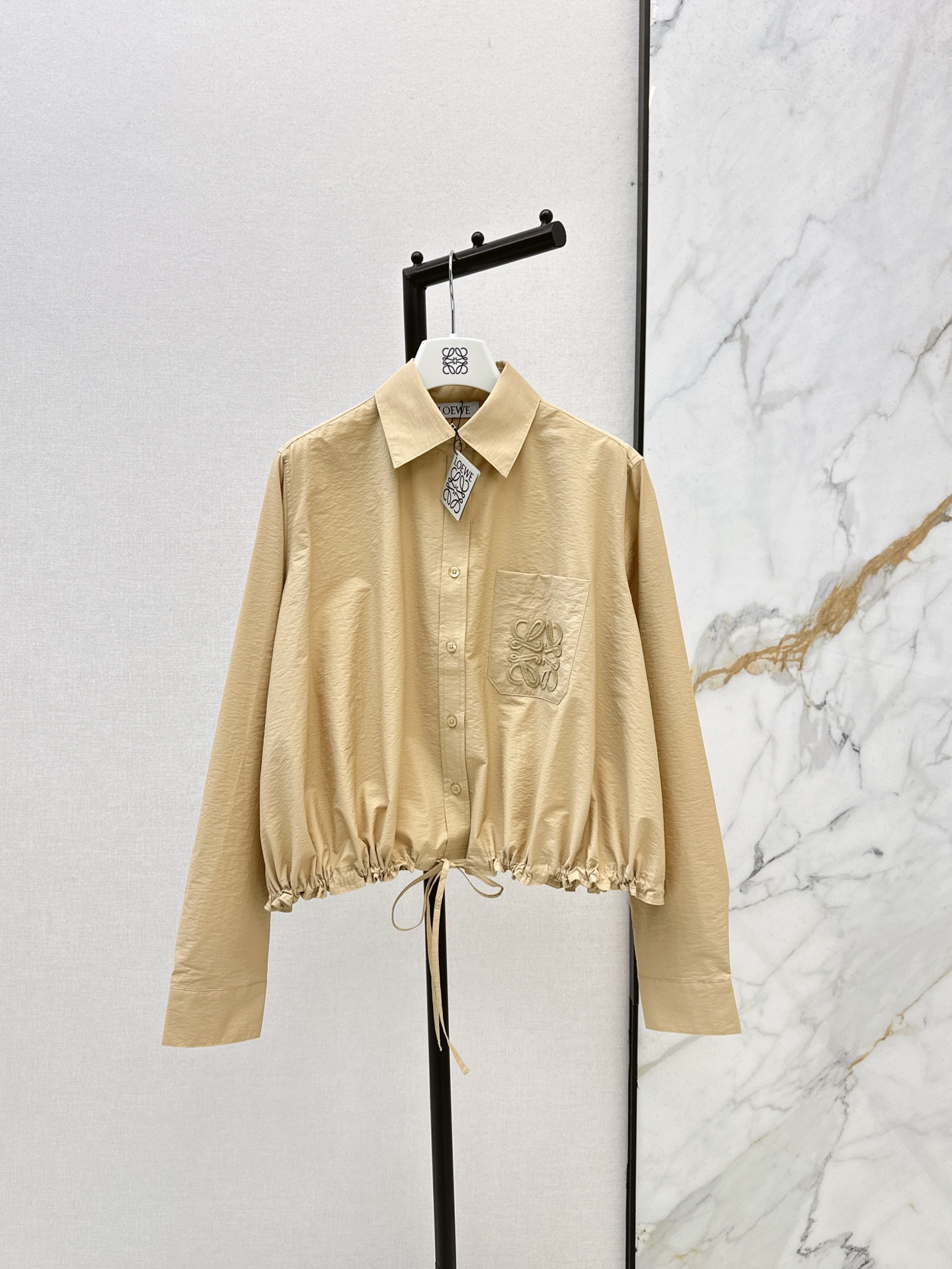 NO:331794,Loe 25Ss—————The latest spring and summer lightweight textured cotton poplin shirt with simple design, a small shirt with a seemingly ordinary design, straw logo embroidery on the chest, a small thought design with a slit back is low-key and sexy, loose silhouette drawstring hem cut is not picky, casual and handsome, three-color spot on sale sml, loewe, espadrilles, shirts, alexander wang19860909Loe 25Ss————春夏最新款轻质纹理棉质府绸衬衫简约设计感看似平平无奇的一件小衬衫 胸部饰有草编徽标刺绣 后背开叉的小心思设计低调又性感 宽松廓形抽绳下摆剪裁不挑人版型随性帅气 三色现货发售sml,,loewe,espadrilles,shirts,alexander wang,Women's clothing