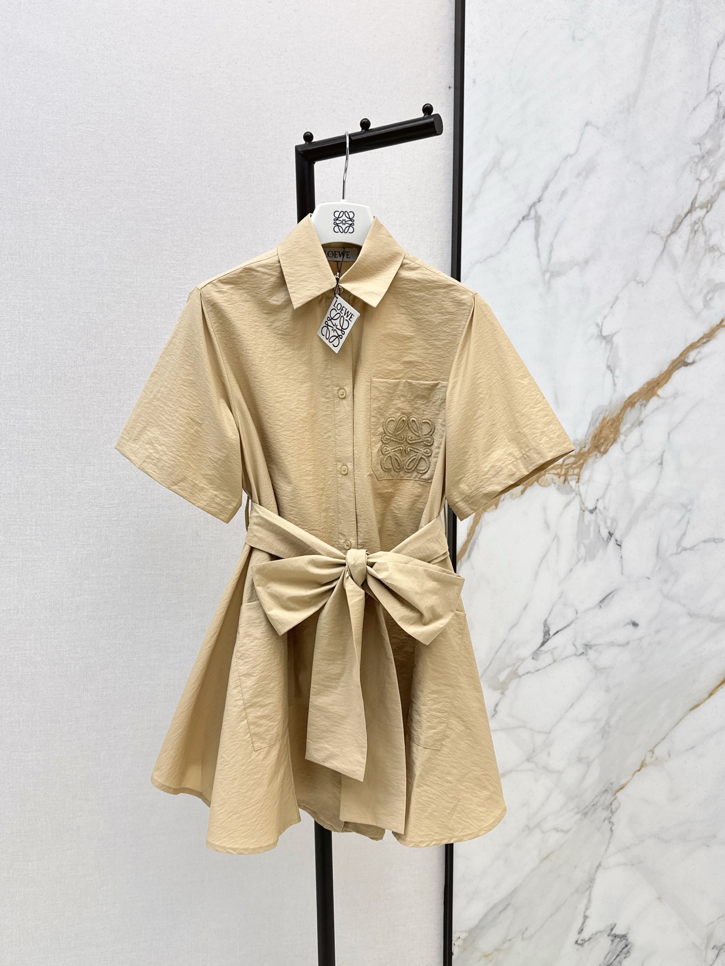 NO:331791,Loe 25Ss———————The latest Paulas series French literary style short-sleeved dress with low-key logo embroidered patch pockets. Distribution wide cloth belt waist-hugging design on the upper body makes the upper body look slim. The irregular large skirt cut style is versatile and not picky. Refreshing and playful. Imported cotton fabric poplin texture looks very light and expensive. Three colors are available for sale in stock. sml, loewe, skirts, T-shirt, alexander wang19860909Loe 25Ss—————春夏最新款Paulas系列法式文艺风衬式短袖连衣裙低调的徽标刺绣贴袋 配送宽布腰带收腰设计上身显超显瘦 不规则大裙摆剪裁版型百搭不挑人 清爽俏皮 进口棉质面料府绸肌理看起来就很轻盈贵气 三色现货发售sml,,loewe,skirts,T-shirt,alexander wang,Women's clothing