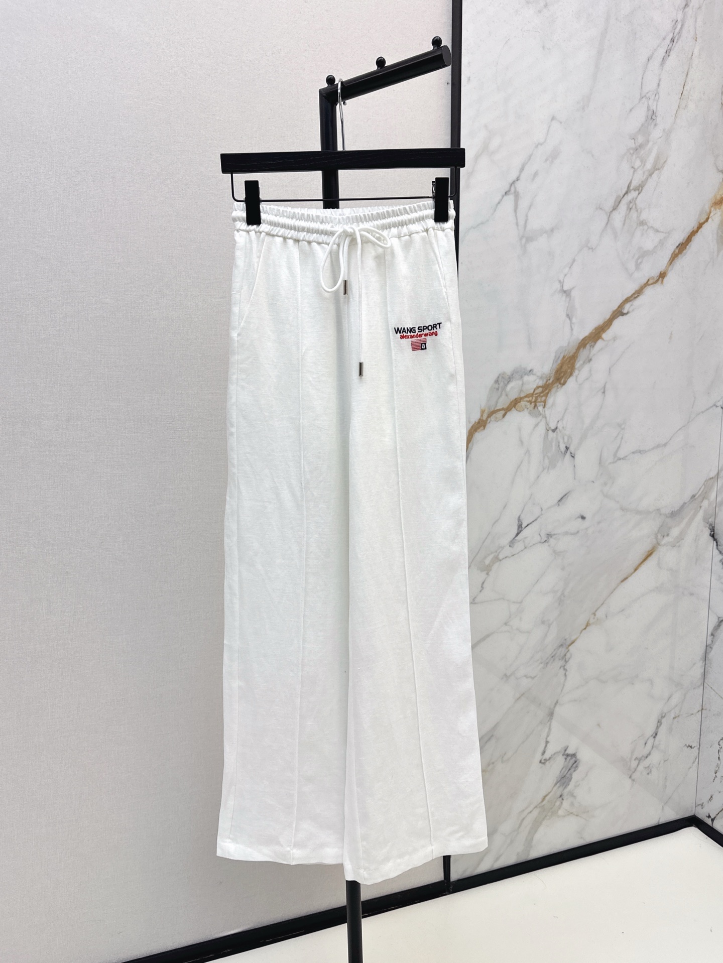 NO:331787,AW 25Ss———The latest spring and summer logo letters decorate elastic waist straight-leg pants, not picky about body shape requirements, especially good on the upper body!  The matching style is also very popular. Exquisite and high-end customization. The textured fabric is super texture. Retro and elegant. The upper body is cool and handsome. The age-reducing fashionable style. Two colors are available for sale in stock. Alexander wang.19860909AW 25Ss————春夏最新款logo字母装饰松紧腰直筒裤不挑剔身形要求 上身特别赞！搭配的风格也很通吃 精致高级定制 富有肌理感的面料质感超赞 复古优雅 上身酷帅减龄时髦精 两色现货发售sml,,alexander wang,Women's clothing