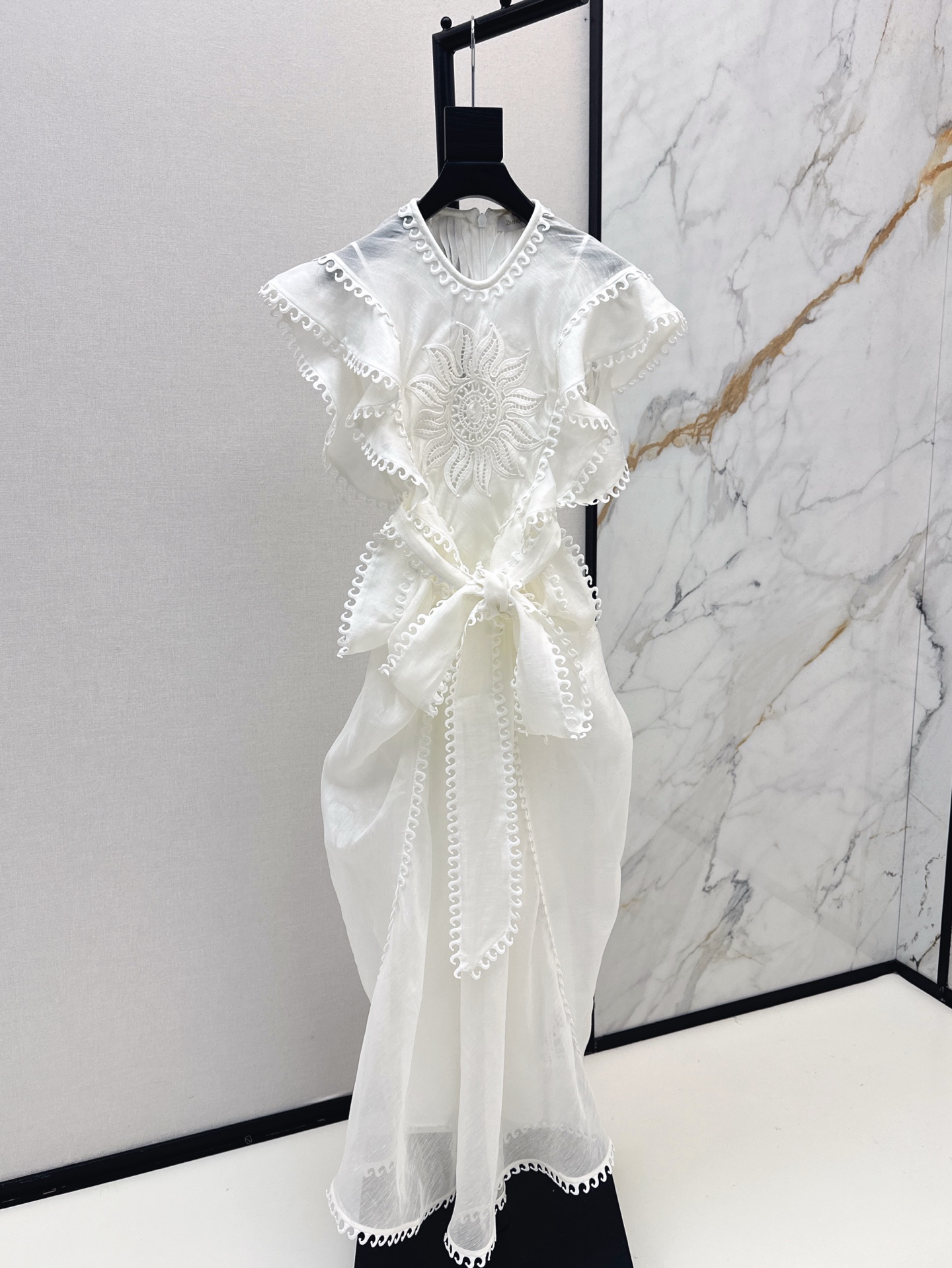 NO:331785,Exclusive first release Zimmen-M 25Ss———The latest heavyweight black earrings decorative flying sleeve dress with elegant and fresh vacation style, romantic and elegant white and rich beauty essentials, imported heavy linen fabric, one color spot on sale smlxl, skirts, alexander wang19860909独家首发 Zimmen-M 25Ss———春夏最新款重磅木耳边装饰飞飞袖连衣裙淡雅清新的度假风气息 浪漫优雅的白富美必备单品 进口重磅亚麻面料 一色现货发售smlxl,,skirts,alexander wang,Women's clothing